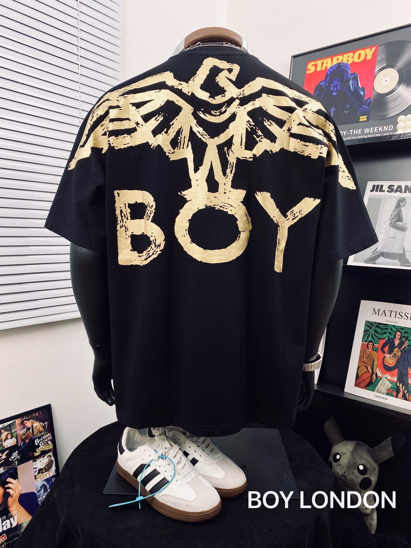 💰90
BOY LONDON25烫金炫彩大翅膀情侣短袖Tee🌻男女同款 
⚠️超高版本 经典图案设计 立体外凸印花 质感拉满 大翅膀英文logo吸睛有型！面料由品牌面料商直接供应 日本进口胶浆印花，这个印花很稳固的不会开裂 男女同款 可搭配情侣刷街必备！✌️ 简直太个性了 爱辽爱辽💞 
颜色：黑色 
尺码：M_XXL 
       衣长   胸围   肩宽 
M      70    114     56
 L       74   116     57 
XL     76    118     58 
XXL   78    128    59
 （手工测量 存在1~2厘米误差 )