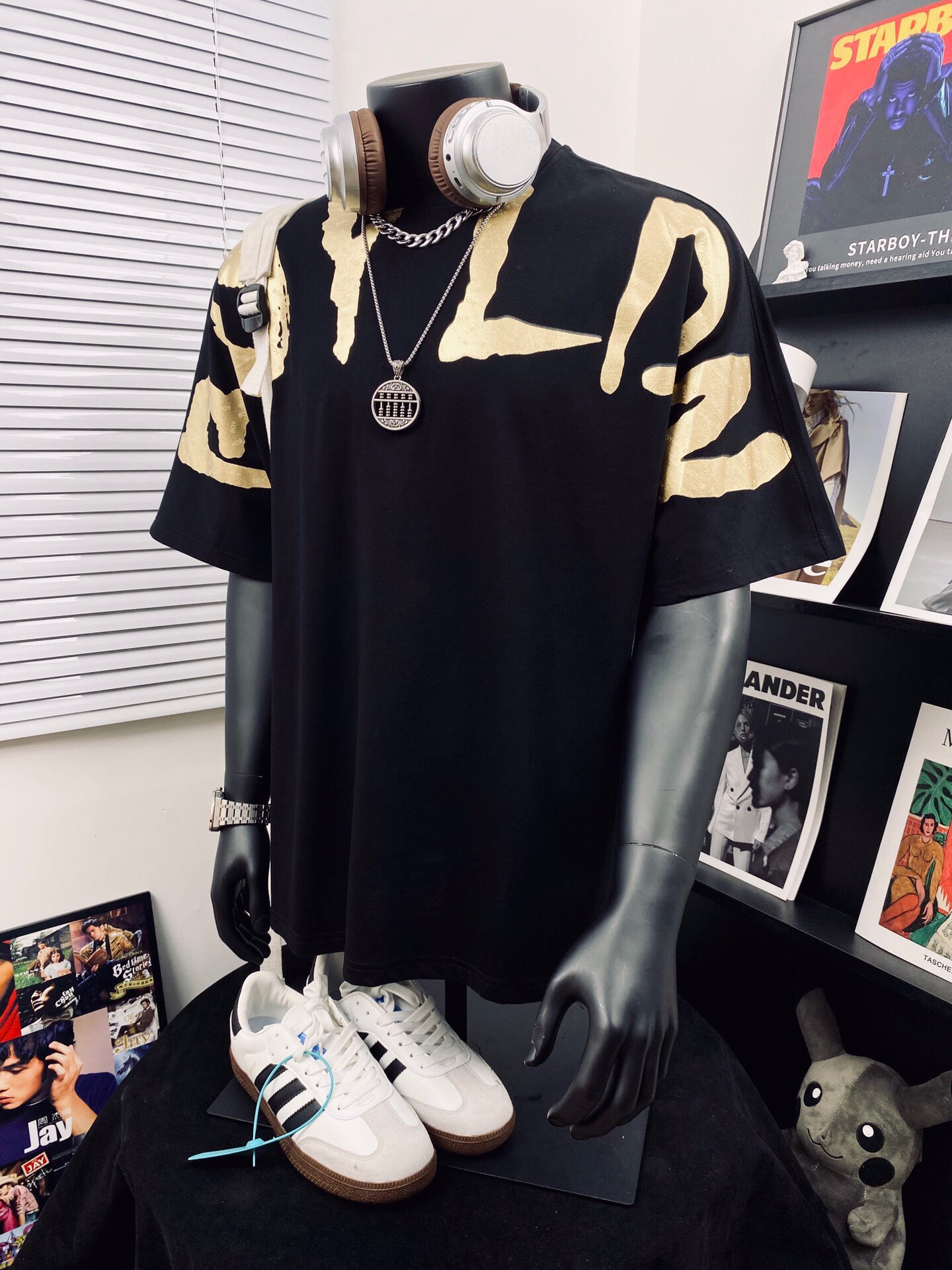 💰90
BOY LONDON25烫金炫彩大翅膀情侣短袖Tee🌻男女同款 
⚠️超高版本 经典图案设计 立体外凸印花 质感拉满 大翅膀英文logo吸睛有型！面料由品牌面料商直接供应 日本进口胶浆印花，这个印花很稳固的不会开裂 男女同款 可搭配情侣刷街必备！✌️ 简直太个性了 爱辽爱辽💞 
颜色：黑色 
尺码：M_XXL 
       衣长   胸围   肩宽 
M      70    114     56
 L       74   116     57 
XL     76    118     58 
XXL   78    128    59
 （手工测量 存在1~2厘米误差 )