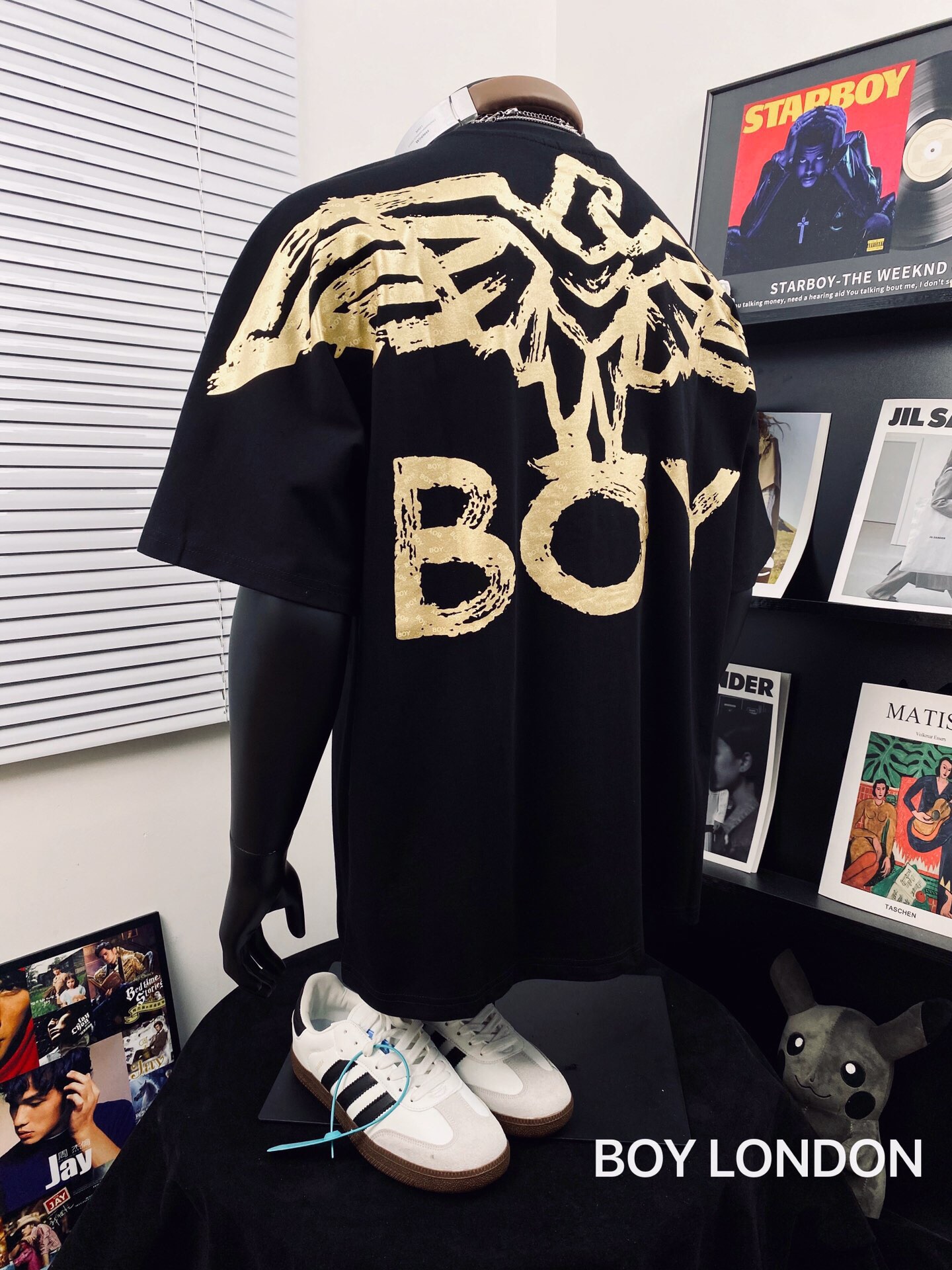 💰90
BOY LONDON25烫金炫彩大翅膀情侣短袖Tee🌻男女同款 
⚠️超高版本 经典图案设计 立体外凸印花 质感拉满 大翅膀英文logo吸睛有型！面料由品牌面料商直接供应 日本进口胶浆印花，这个印花很稳固的不会开裂 男女同款 可搭配情侣刷街必备！✌️ 简直太个性了 爱辽爱辽💞 
颜色：黑色 
尺码：M_XXL 
       衣长   胸围   肩宽 
M      70    114     56
 L       74   116     57 
XL     76    118     58 
XXL   78    128    59
 （手工测量 存在1~2厘米误差 )