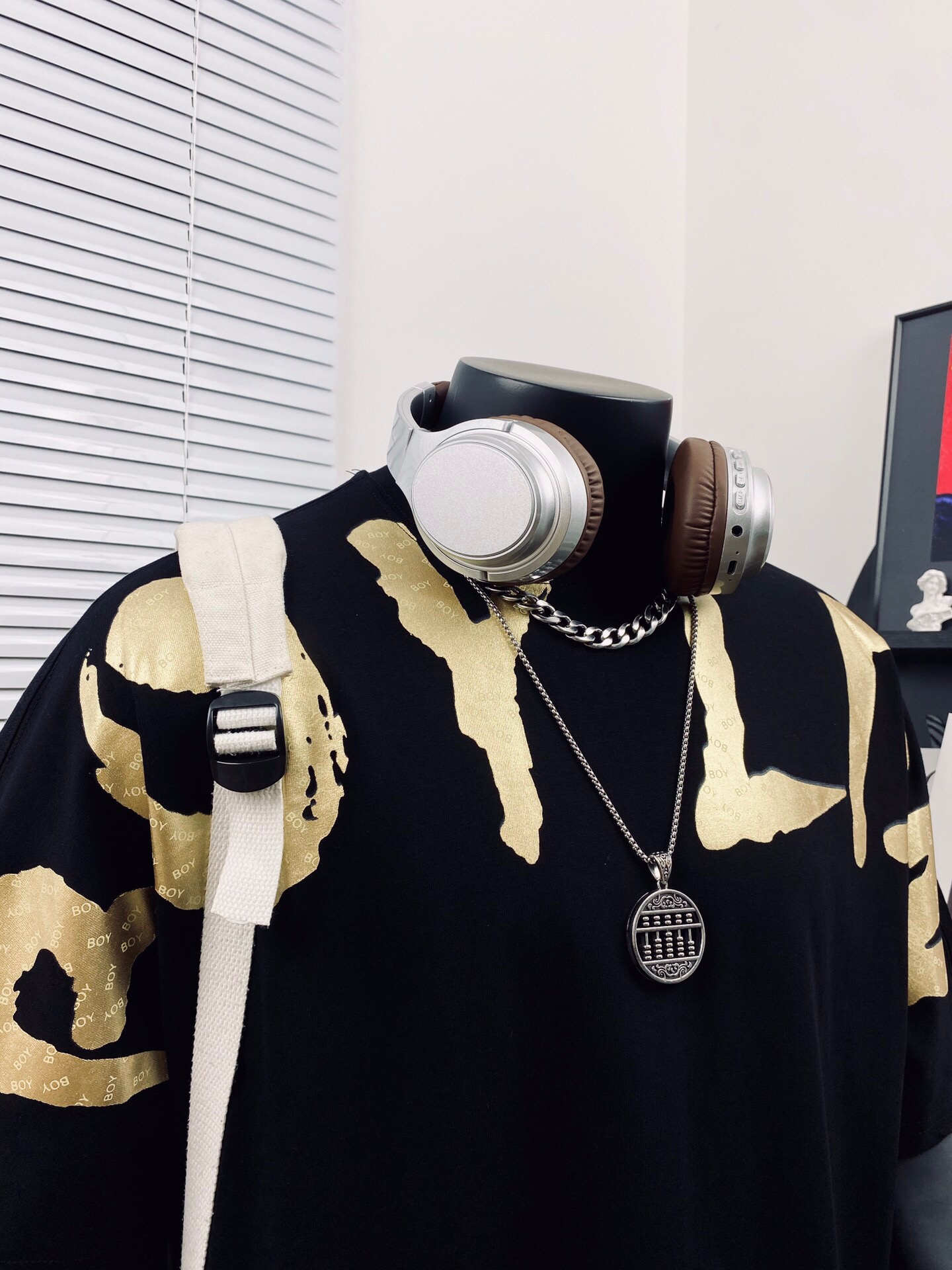 💰90
BOY LONDON25烫金炫彩大翅膀情侣短袖Tee🌻男女同款 
⚠️超高版本 经典图案设计 立体外凸印花 质感拉满 大翅膀英文logo吸睛有型！面料由品牌面料商直接供应 日本进口胶浆印花，这个印花很稳固的不会开裂 男女同款 可搭配情侣刷街必备！✌️ 简直太个性了 爱辽爱辽💞 
颜色：黑色 
尺码：M_XXL 
       衣长   胸围   肩宽 
M      70    114     56
 L       74   116     57 
XL     76    118     58 
XXL   78    128    59
 （手工测量 存在1~2厘米误差 )
