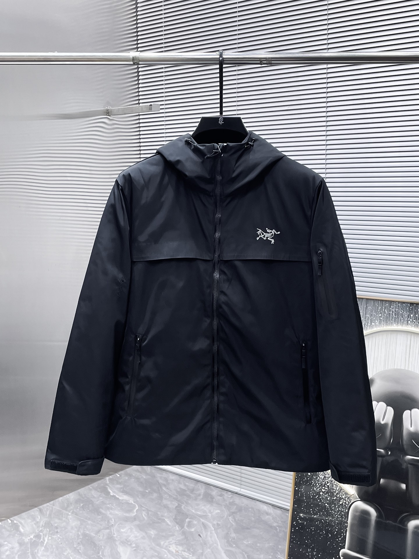 P460  始祖鸟  2025秋冬新款连帽羽绒服外套，爆款来袭，高版本。内充90绒，蓬松又保暖，品相超级好。进口防风防雨面料，软糯亲肤，抗皱不沾灰，立挺有型，时尚绝绝子；奢华有型，辨识度极高；一眼就能看到的好品质。适合凹各种造型，内搭随意，时尚感爆棚。码数 M-XXL  码数偏大  175.140穿M   xxl可穿200斤