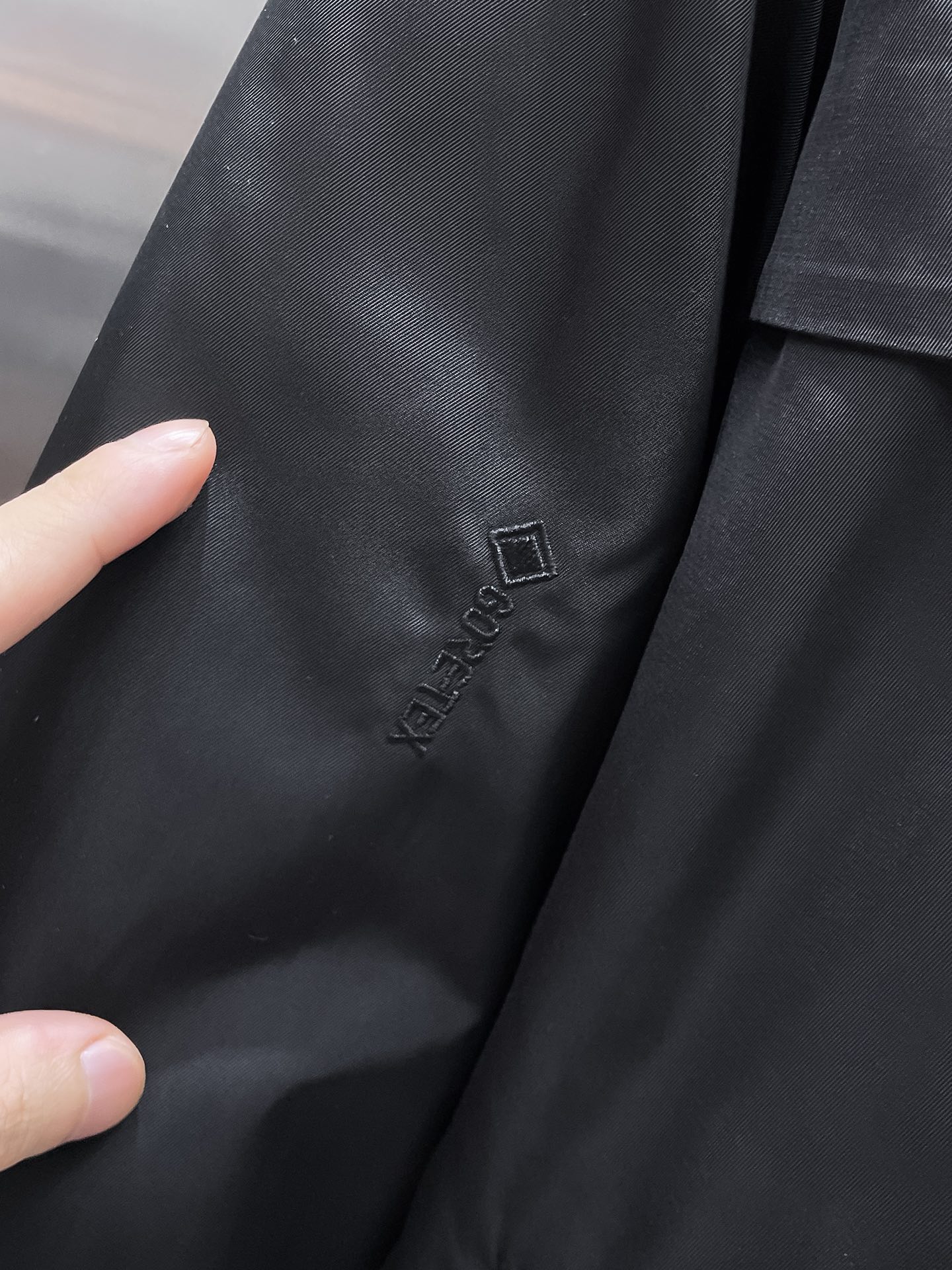 P460  始祖鸟  2025秋冬新款连帽羽绒服外套，爆款来袭，高版本。内充90绒，蓬松又保暖，品相超级好。进口防风防雨面料，软糯亲肤，抗皱不沾灰，立挺有型，时尚绝绝子；奢华有型，辨识度极高；一眼就能看到的好品质。适合凹各种造型，内搭随意，时尚感爆棚。码数 M-XXL  码数偏大  175.140穿M   xxl可穿200斤