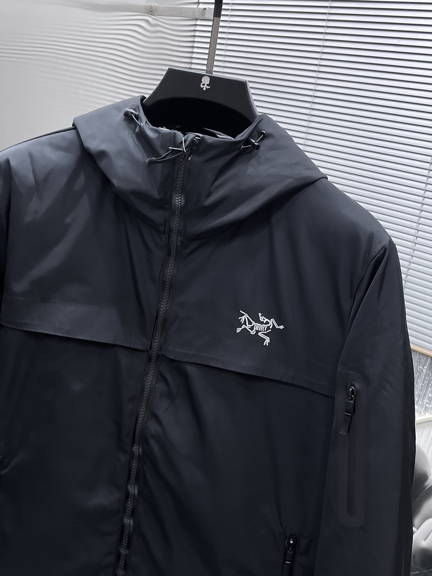 P460  始祖鸟  2025秋冬新款连帽羽绒服外套，爆款来袭，高版本。内充90绒，蓬松又保暖，品相超级好。进口防风防雨面料，软糯亲肤，抗皱不沾灰，立挺有型，时尚绝绝子；奢华有型，辨识度极高；一眼就能看到的好品质。适合凹各种造型，内搭随意，时尚感爆棚。码数 M-XXL  码数偏大  175.140穿M   xxl可穿200斤