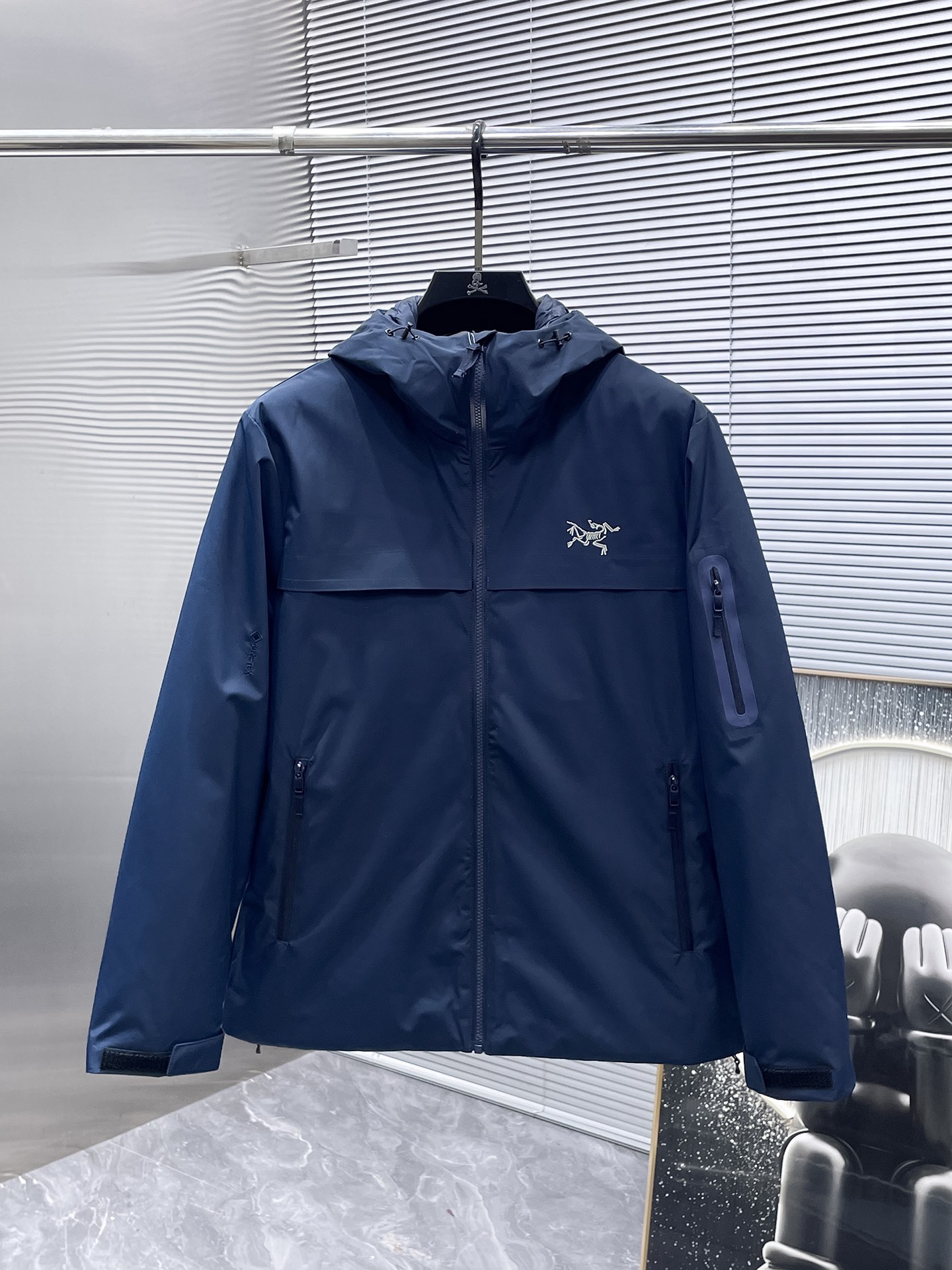 P460  始祖鸟  2025秋冬新款连帽羽绒服外套，爆款来袭，高版本。内充90绒，蓬松又保暖，品相超级好。进口防风防雨面料，软糯亲肤，抗皱不沾灰，立挺有型，时尚绝绝子；奢华有型，辨识度极高；一眼就能看到的好品质。适合凹各种造型，内搭随意，时尚感爆棚。码数 M-XXL  码数偏大  175.140穿M   xxl可穿200斤