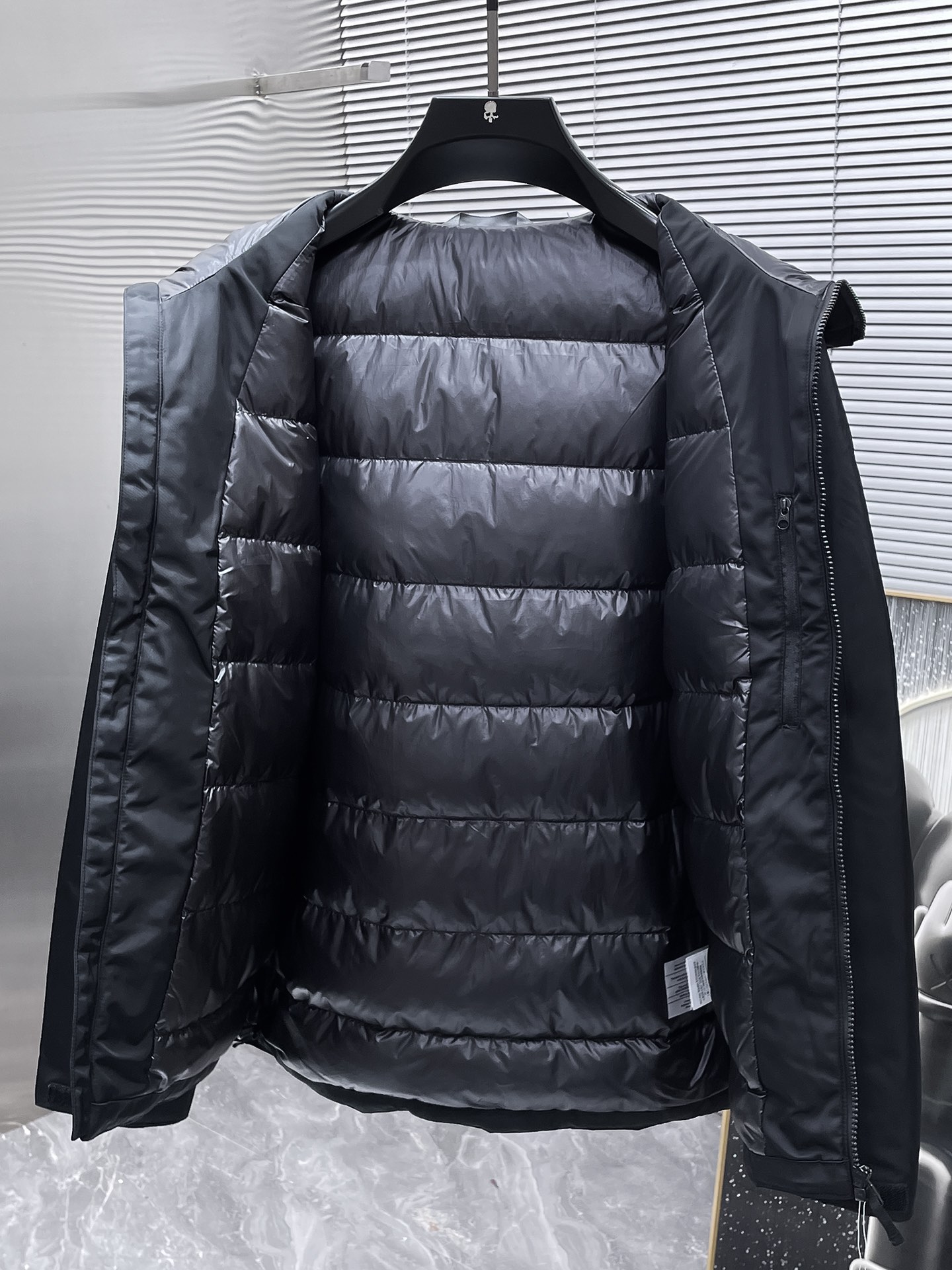P460  始祖鸟  2025秋冬新款连帽羽绒服外套，爆款来袭，高版本。内充90绒，蓬松又保暖，品相超级好。进口防风防雨面料，软糯亲肤，抗皱不沾灰，立挺有型，时尚绝绝子；奢华有型，辨识度极高；一眼就能看到的好品质。适合凹各种造型，内搭随意，时尚感爆棚。码数 M-XXL  码数偏大  175.140穿M   xxl可穿200斤
