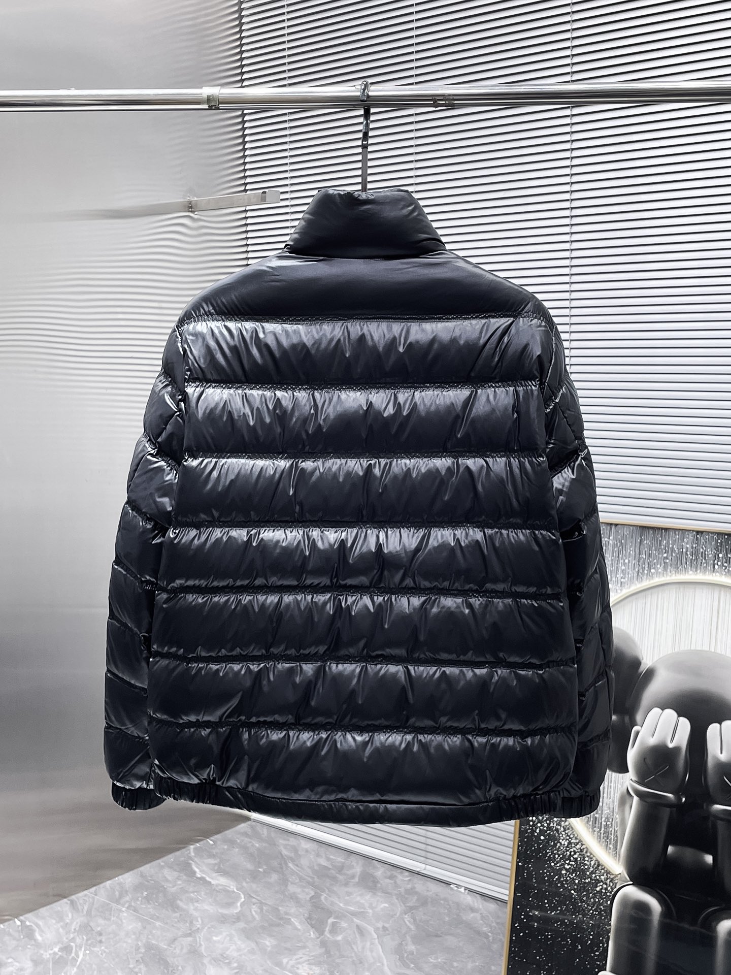 P430  蒙口  moncler  2025秋冬新款立领羽绒服外套，爆款来袭，品相超级好。进口防风防雨面料，软糯亲肤，抗皱不沾灰，立挺有型，时尚绝绝子；奢华有型，辨识度极高；一眼就能看到的好品质。男女同款。适合凹各种造型，内搭随意，时尚感爆棚。码数 M-3XL