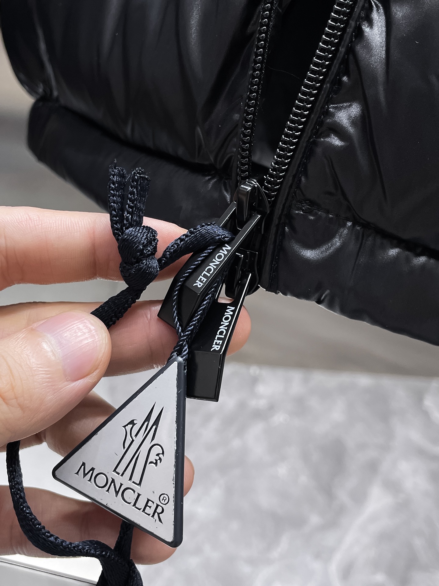 P430  蒙口  moncler  2025秋冬新款立领羽绒服外套，爆款来袭，品相超级好。进口防风防雨面料，软糯亲肤，抗皱不沾灰，立挺有型，时尚绝绝子；奢华有型，辨识度极高；一眼就能看到的好品质。男女同款。适合凹各种造型，内搭随意，时尚感爆棚。码数 M-3XL