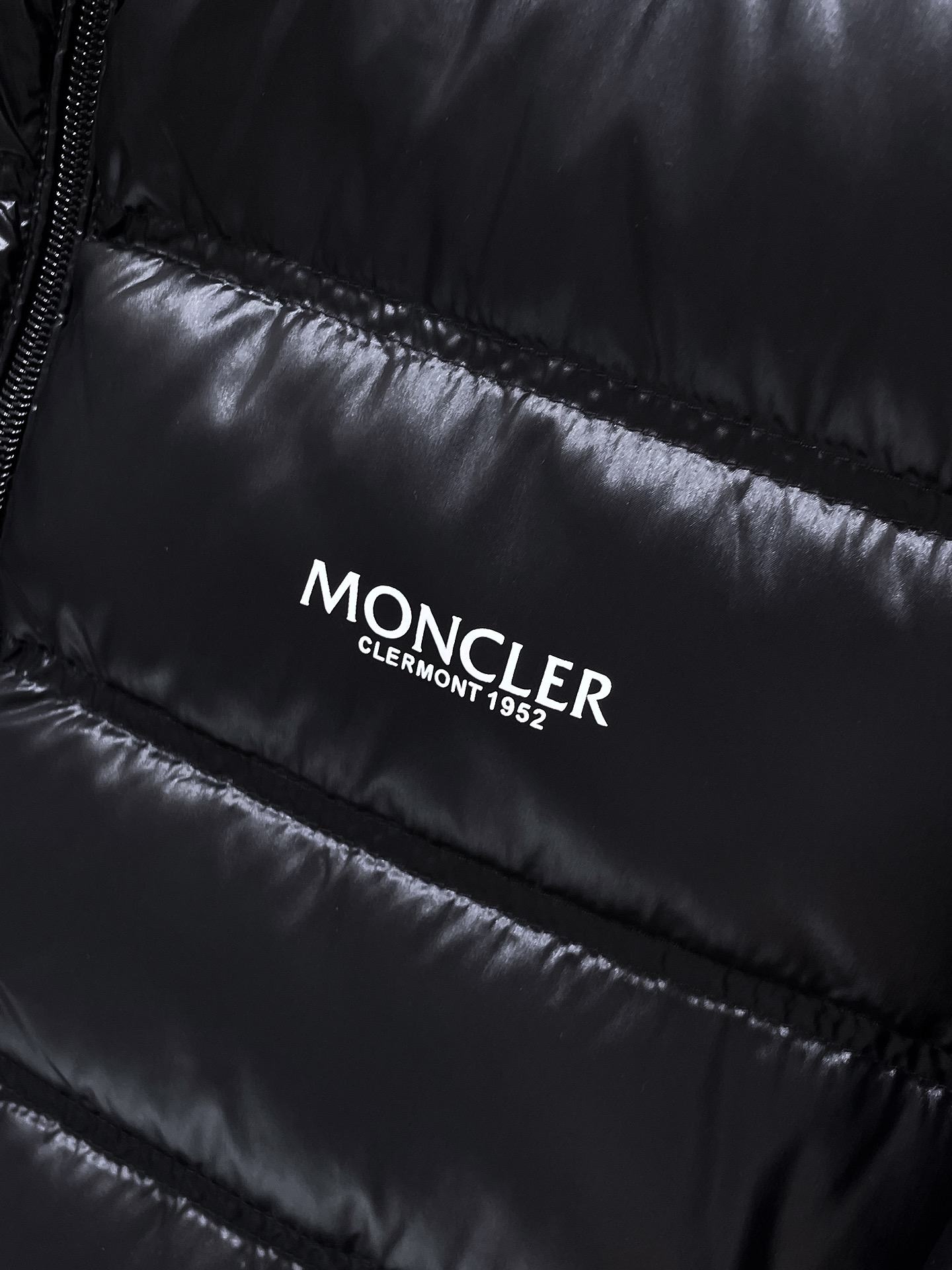 P430  蒙口  moncler  2025秋冬新款立领羽绒服外套，爆款来袭，品相超级好。进口防风防雨面料，软糯亲肤，抗皱不沾灰，立挺有型，时尚绝绝子；奢华有型，辨识度极高；一眼就能看到的好品质。男女同款。适合凹各种造型，内搭随意，时尚感爆棚。码数 M-3XL