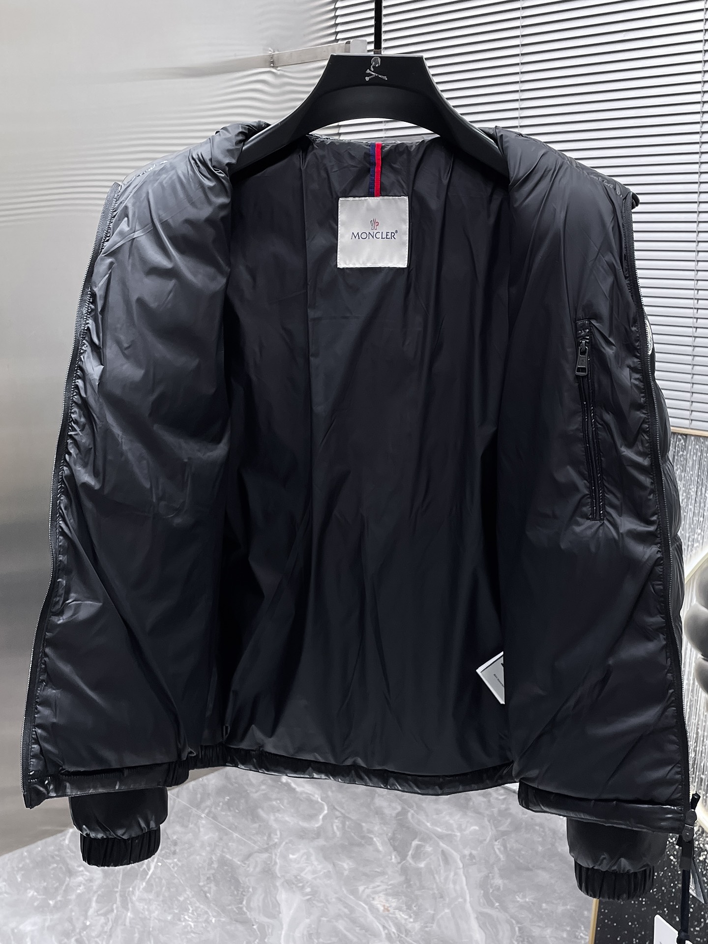 P430  蒙口  moncler  2025秋冬新款立领羽绒服外套，爆款来袭，品相超级好。进口防风防雨面料，软糯亲肤，抗皱不沾灰，立挺有型，时尚绝绝子；奢华有型，辨识度极高；一眼就能看到的好品质。男女同款。适合凹各种造型，内搭随意，时尚感爆棚。码数 M-3XL