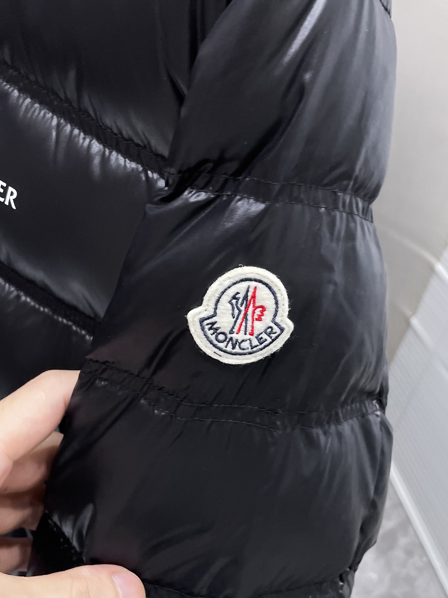 P430  蒙口  moncler  2025秋冬新款立领羽绒服外套，爆款来袭，品相超级好。进口防风防雨面料，软糯亲肤，抗皱不沾灰，立挺有型，时尚绝绝子；奢华有型，辨识度极高；一眼就能看到的好品质。男女同款。适合凹各种造型，内搭随意，时尚感爆棚。码数 M-3XL