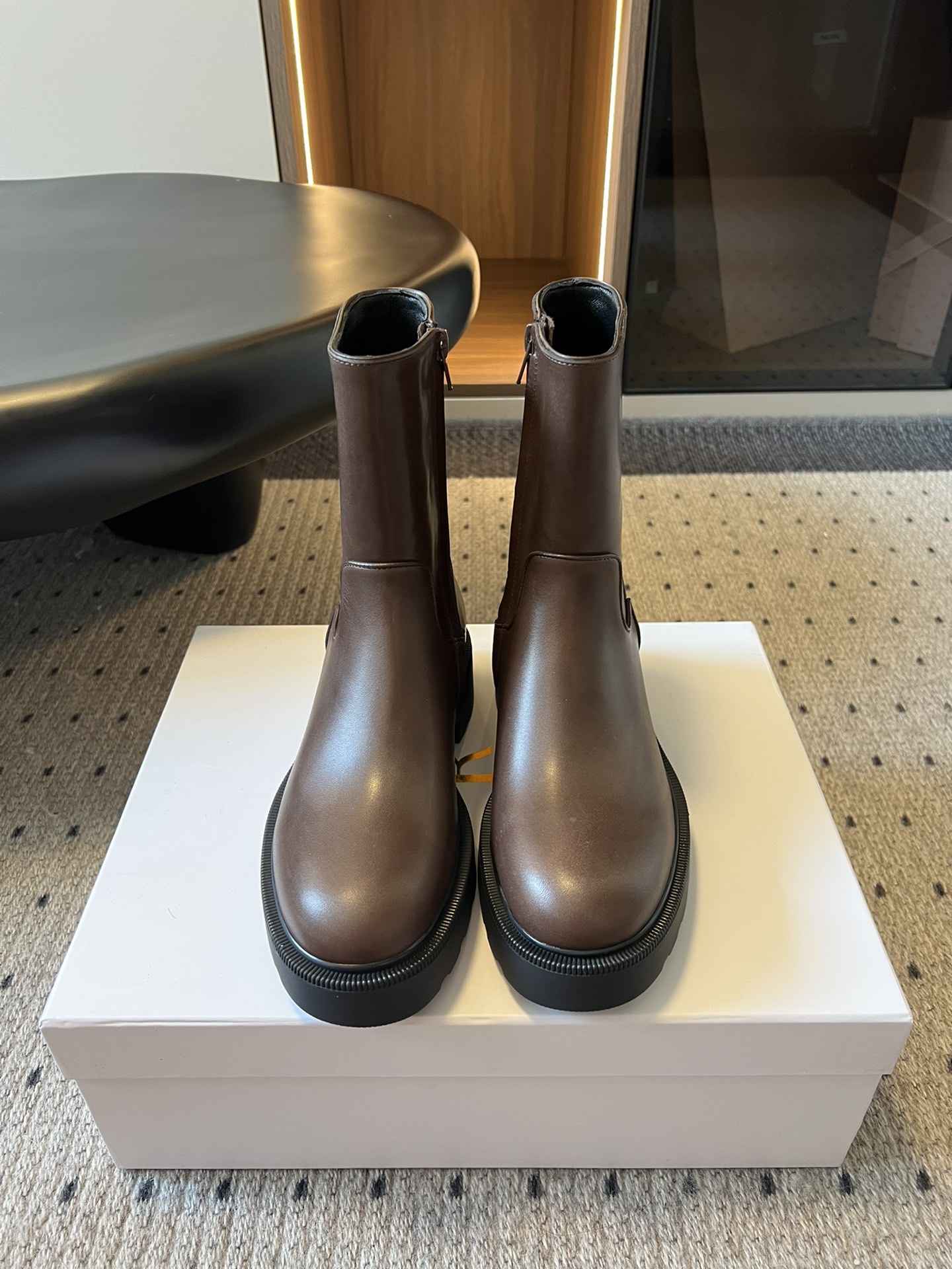 NO:477536,Purchase grade Dongguan factory high-quality The row leather French retro square head minimalist versatile flat bottom thick sole Chelsea short boots are really the most comfortable style I have ever worn. It's so soft!  The socks must take it away. It has a high-end and simple feeling, in fact, in addition to being beautiful, its comfort is really easy to wear so hard that it is reluctant to take it off!  Match with jeans, suit pants, skirts are not inconsistent, fabric calfskin, inner sheepskin, sole TPU outsole, Size35-40 (40 customization, no return or replacement), boots, boots, skirts, jeans, business suit, cowhide, sheepskin19860909代购级 莞厂高品质The row真皮法式复古方头极简百搭平底厚底切尔西短靴脚 真的是史上我穿过最最舒服的款式太柔软啦！磨脚星人一定要收了它 有一丢高级又简约的感觉其实除了好看以外它的舒适度真的是好穿到舍不得脱下来啦！搭配牛仔裤 西装裤 半身裙都毫无违和感 面料小牛皮 内里羊皮 鞋底TPU大底 Size35-40（40定制不退不换）,靴子,boots,skirts,jeans,business suit,cowhide,sheepskin,Women's Shoes