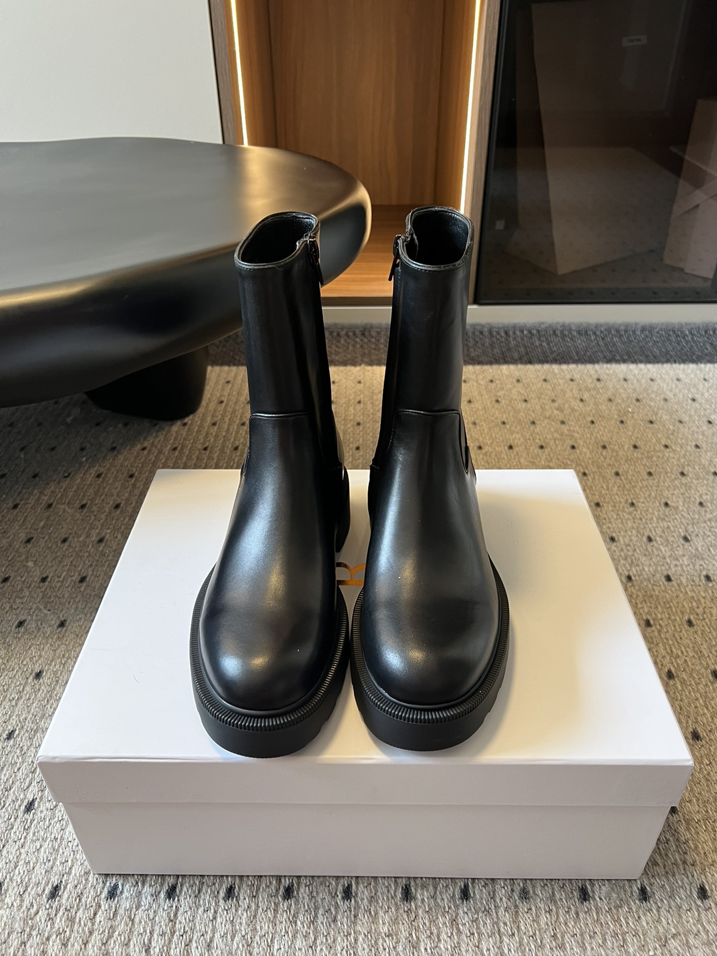 NO:477547,Purchase grade Dongguan factory high-quality The row leather French retro square head minimalist versatile flat bottom thick sole Chelsea short boots are really the most comfortable style I have ever worn. It's so soft!  The socks must take it away. It has a high-end and simple feeling, in fact, in addition to being beautiful, its comfort is really easy to wear so hard that it is reluctant to take it off!  Match with jeans, suit pants, skirts are not inconsistent, fabric calfskin, inner sheepskin, sole TPU outsole, Size35-40 (40 customization, no return or replacement), boots, boots, skirts, jeans, business suit, cowhide, sheepskin19860909代购级 莞厂高品质The row真皮法式复古方头极简百搭平底厚底切尔西短靴脚 真的是史上我穿过最最舒服的款式太柔软啦！磨脚星人一定要收了它 有一丢高级又简约的感觉其实除了好看以外它的舒适度真的是好穿到舍不得脱下来啦！搭配牛仔裤 西装裤 半身裙都毫无违和感 面料小牛皮 内里羊皮 鞋底TPU大底 Size35-40（40定制不退不换）,靴子,boots,skirts,jeans,business suit,cowhide,sheepskin,Women's Shoes