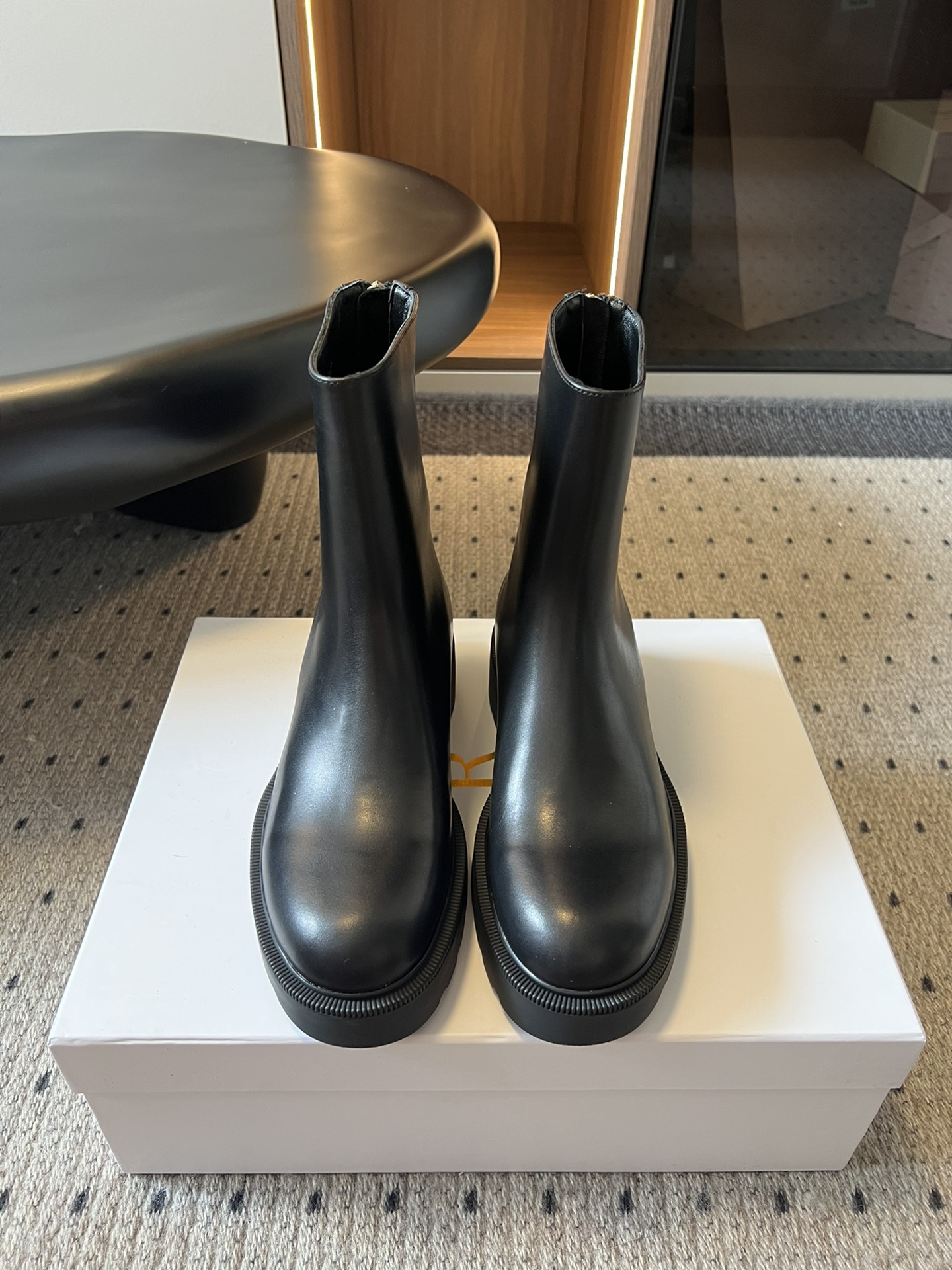 NO:477558,Purchase grade Dongguan factory high-quality The row leather French retro square head minimalist versatile flat bottom thick sole Chelsea short boots are really the most comfortable style I have ever worn. It's so soft!  The socks must take it away. It has a high-end and simple feeling, in fact, in addition to being beautiful, its comfort is really easy to wear so hard that it is reluctant to take it off!  Match with jeans, suit pants, skirts are not inconsistent, fabric calfskin, inner sheepskin, sole TPU outsole, Size35-40 (40 customization, no return or replacement), boots, boots, skirts, jeans, business suit, cowhide, sheepskin19860909代购级 莞厂高品质The row真皮法式复古方头极简百搭平底厚底切尔西短靴脚 真的是史上我穿过最最舒服的款式太柔软啦！磨脚星人一定要收了它 有一丢高级又简约的感觉其实除了好看以外它的舒适度真的是好穿到舍不得脱下来啦！搭配牛仔裤 西装裤 半身裙都毫无违和感 面料小牛皮 内里羊皮 鞋底TPU大底 Size35-40（40定制不退不换）,靴子,boots,skirts,jeans,business suit,cowhide,sheepskin,Women's Shoes