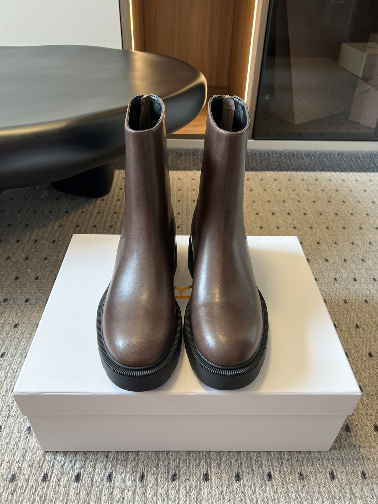 NO:477570,Purchase grade Dongguan factory high-quality The row leather French retro square head minimalist versatile flat bottom thick sole Chelsea short boots are really the most comfortable style I have ever worn. It's so soft!  The socks must take it away. It has a high-end and simple feeling, in fact, in addition to being beautiful, its comfort is really easy to wear so hard that it is reluctant to take it off!  Match with jeans, suit pants, skirts are not inconsistent, fabric calfskin, inner sheepskin, sole TPU outsole, Size35-40 (40 customization, no return or replacement), boots, boots, skirts, jeans, business suit, cowhide, sheepskin19860909代购级 莞厂高品质The row真皮法式复古方头极简百搭平底厚底切尔西短靴脚 真的是史上我穿过最最舒服的款式太柔软啦！磨脚星人一定要收了它 有一丢高级又简约的感觉其实除了好看以外它的舒适度真的是好穿到舍不得脱下来啦！搭配牛仔裤 西装裤 半身裙都毫无违和感 面料小牛皮 内里羊皮 鞋底TPU大底 Size35-40（40定制不退不换）,靴子,boots,skirts,jeans,business suit,cowhide,sheepskin,Women's Shoes