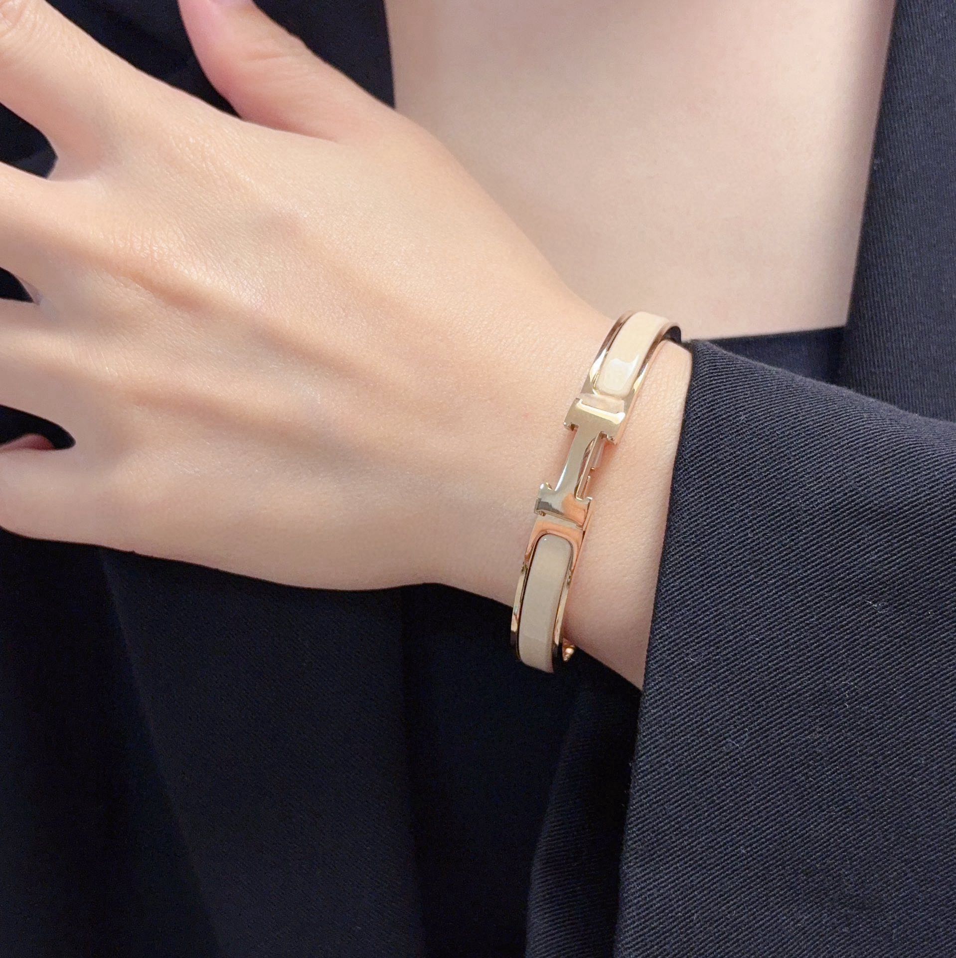 NO:378187,Hermes Hermes rose gold high-version black and white, milk tea enamel medium-sized bracelet medium version 8mm precision version. The narrow version has been loved by MM since its launch. Every color has its unique brilliance!  The effect is very good!  The smallest one!  More durable than ordinary models, fair skin color, super versatile, suitable for all occasions, high-quality versions, high-quality jewelry, hermes, hermes, bracelet19860909爱马仕Hermes玫瑰金高版本黑白色、奶茶色珐琅中号手镯中版本8mm精工版 窄版从上市以来一直深受MM喜爱每一种颜色都有它独一无二的光彩！上手效果非常好看！最细小的一款！比普通款更耐看显肤色白皙超级百搭适合各种场合、一年四季都可佩戴高品质版本,饰品精品,hermes,hermes,bracelet,Jewelry