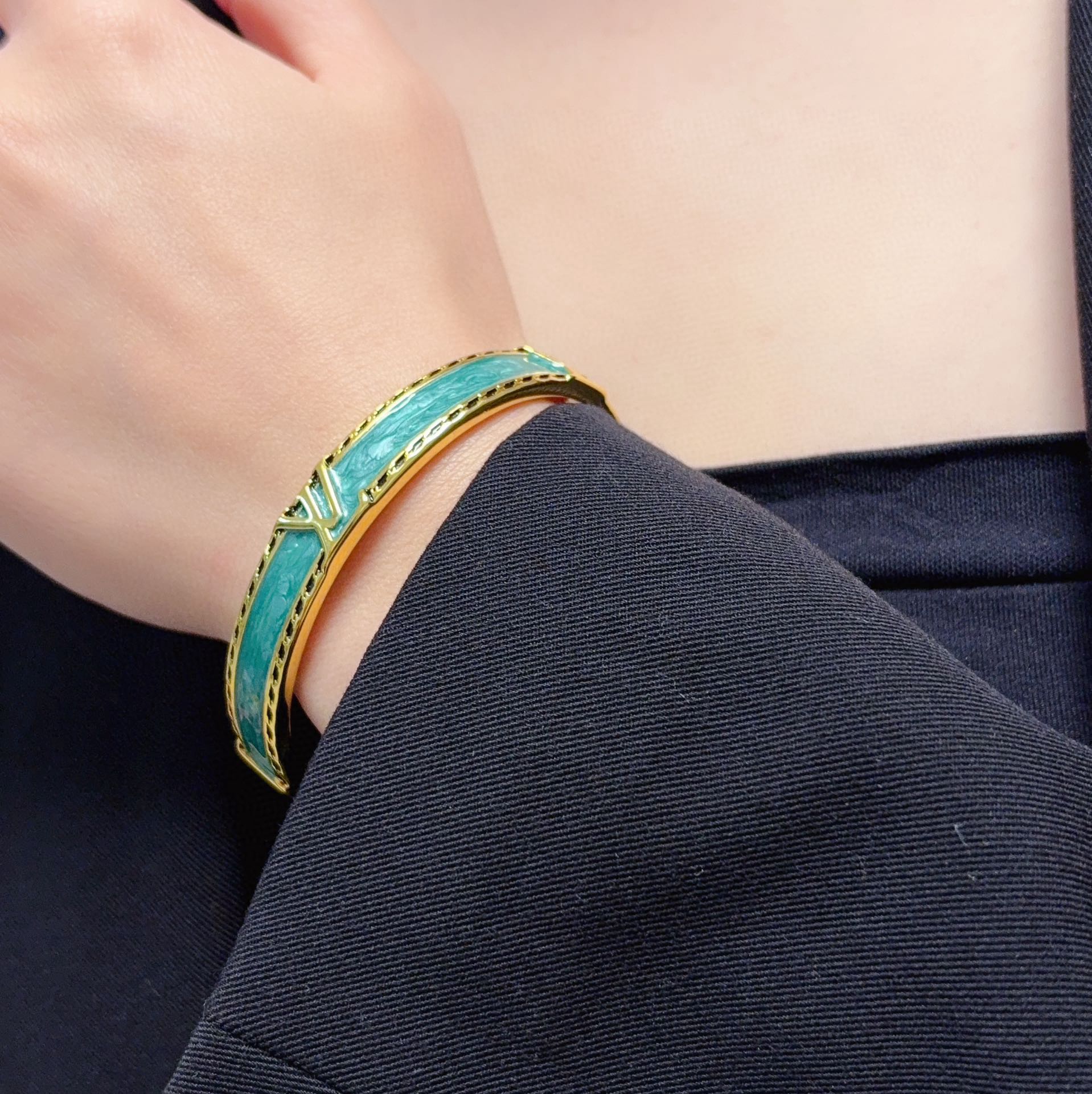 NO:378189,New product, original single product, LV letter gold bracelet with logo, Louis Vuitton, Louis Vuitton, counter consistent material, hot products shipped, unique design, retro avant-garde. The bracelet 14K seiko color protection version has been loved by MM since its launch, every color has its unique brilliance!  The effect is very good!  The smallest one!  More durable than ordinary models, beautiful skin tone, fine jewelry, louis vuitton, louis vuitton, louis vuitton, bracelet19860909新品 原单货 LV字母金色带logo手镯Louis Vuitton 路易威登 专柜一致材质 火爆款出货 设计独特 复古前卫.手镯14K精工保色版 从上市以来一直深受MM喜爱每一种颜色都有它独一无二的光彩！上手效果非常好看！最细小的一款！比普通款更耐看显肤色白皙,饰品精品,louis vuitton,louis vuitton,louis vuitton,bracelet,Jewelry