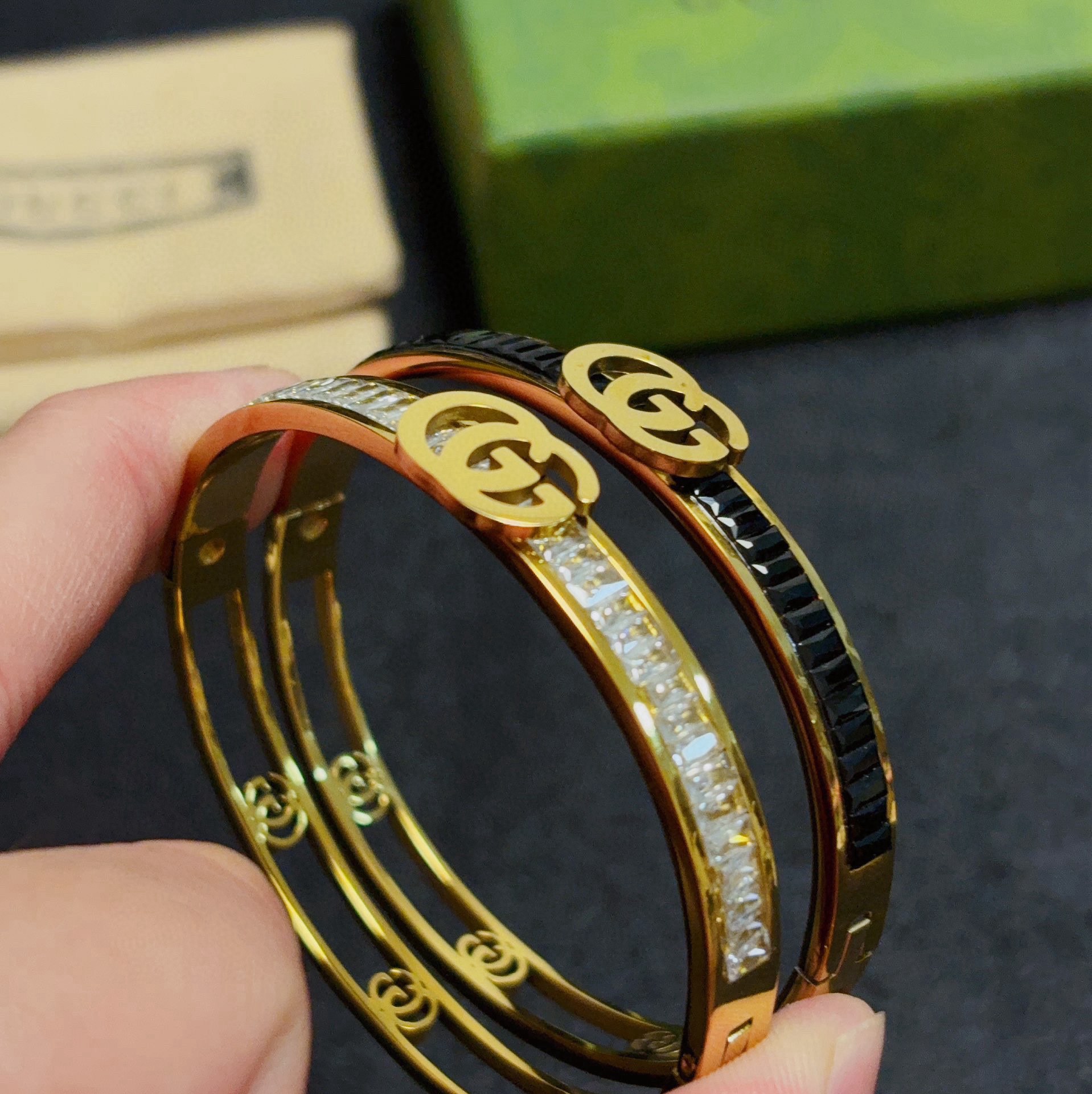 NO:378158,The new Gucci double G men's and women's neutral diamond-inlaid bracelet is super heavy industry bling bling, the color is very good and high-end, the temperament is high-end, the 14K stainless steel material is not allergic to allergies and does not fade. One to one exquisite craftsmanship, the classic charm, the cost-effectiveness is a must-have choice, the jewelry quality, gucci, gucci, bracelet19860909新款古驰Gucci双G男女中性款镶钻手镯超重工bling bling,颜色搭配得非常好高级感 气质高端 14K精钢材质不过敏不褪色.一比一精美工艺,经典至极的魅物,性价比高 必备必入之选,饰品精品,gucci,gucci,bracelet,Jewelry