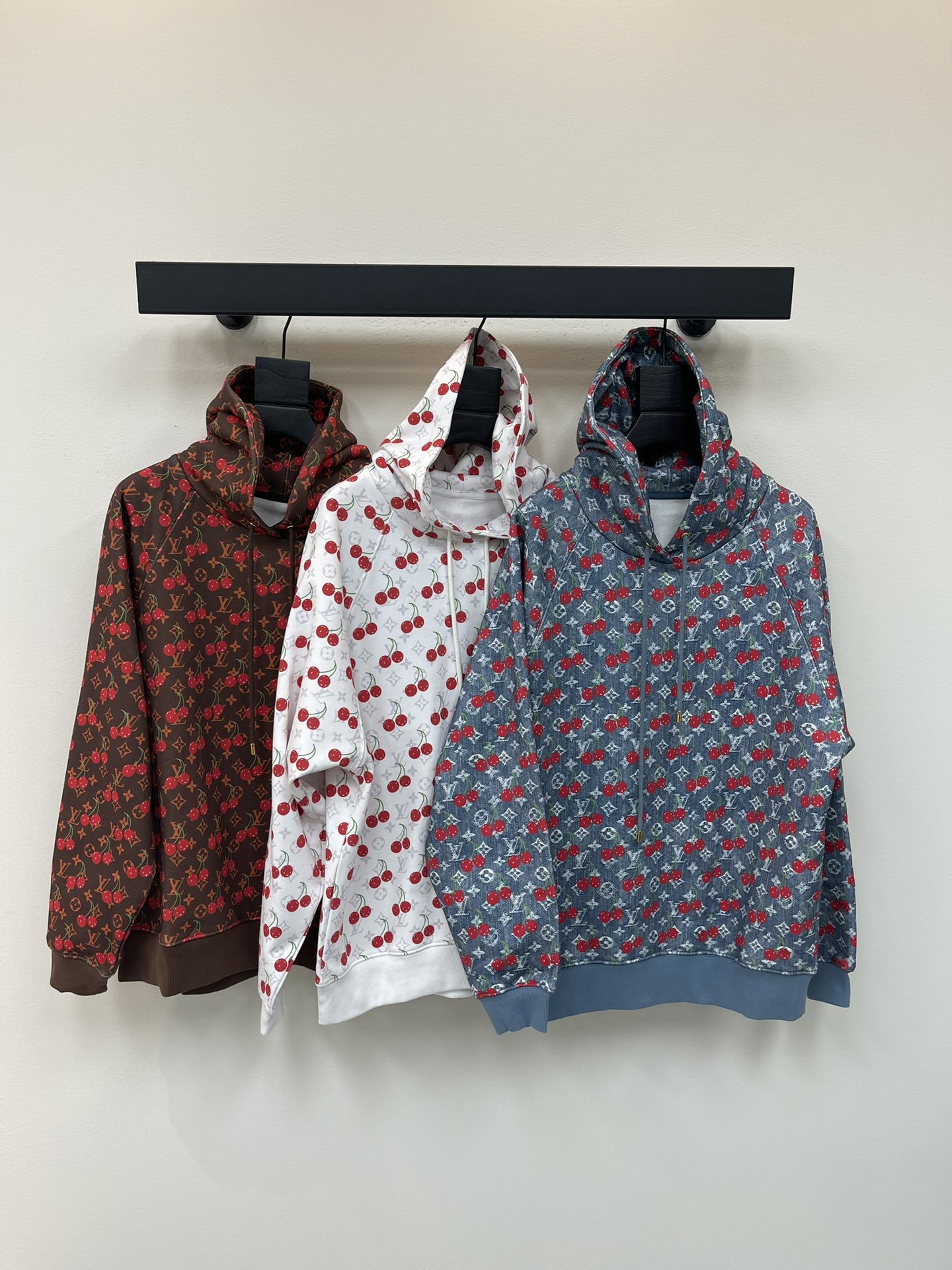 NO:473009,Louis Vuitto*25 early autumn new full-body printed cherry hooded sweatshirt. Customized terry cotton fabric, classic style loose and versatile and not picky. Classic presbyterian letters + cherry pattern, highlighting the youthful and energetic atmosphere of age reduction, daily leisure recommendation. SML, louis vuitton, hoodie, sweatshirts, hats, alexander wang19860909Louis Vuitto*25早秋新款全身印花樱桃连帽卫衣.定制毛圈纯棉面料,经典版型宽松百搭不挑人.经典老花字母+樱桃图案,彰显减龄青春活力气息,日常休闲推荐.SML,,louis vuitton,hoodie,sweatshirts,hats,alexander wang,Women's clothing