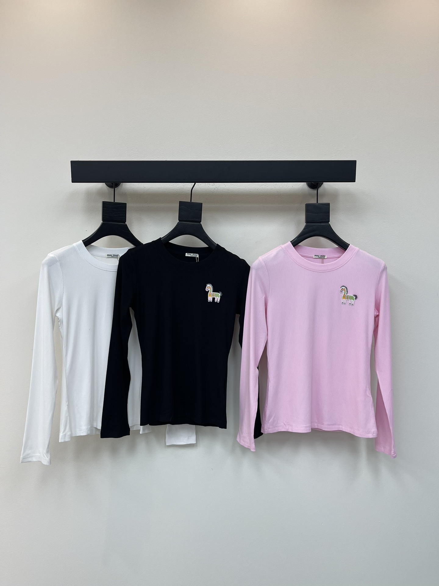 NO:473001,Miumi*25 autumn and winter new exquisite pony patch embroidered high elastic long-sleeved base shirt. An indispensable item for wardrobe in autumn and winter. It looks very good whether worn alone or in the inner layer. It shows off your figure. Customized threaded cotton fabric. The fabric comes with elasticity and good elasticity. The upper body is soft and comfortable. Appliance embroidery design. The overall wiring is flat and delicate. Versatile style. SML,,miumiu,alexander wang.19860909Miumi*25秋冬新款精致小马贴布绣高弹力长袖打底衫 秋冬衣柜不可缺少的单品 无论单穿还是内搭都很好看 很显身材 定制螺纹棉面料 面料自带弹力 回弹力好 上身柔软舒适 贴布刺绣设计 整体走线平整细腻 百搭款 SML,,miumiu,alexander wang,Women's clothing