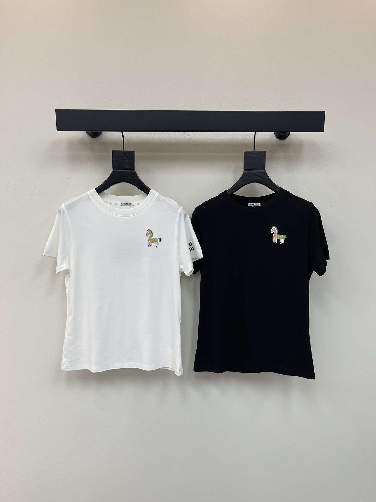 NO:473005,Miumi*25 new exquisite pony patch embroidered short-sleeved T-shirt, imported mercerated cotton fabric, the classic style is versatile and not picky, and the upper body is very beautiful!  SML, miumiu, T-shirt,tees, t-shirt,alexander wang19860909Miumi*25新款精致小马贴布绣短袖T恤,进口丝光棉面料,经典版型百搭不挑人,上身非常漂亮！SML,,miumiu,T-shirt,tees，t-shirt,alexander wang,Women's clothing