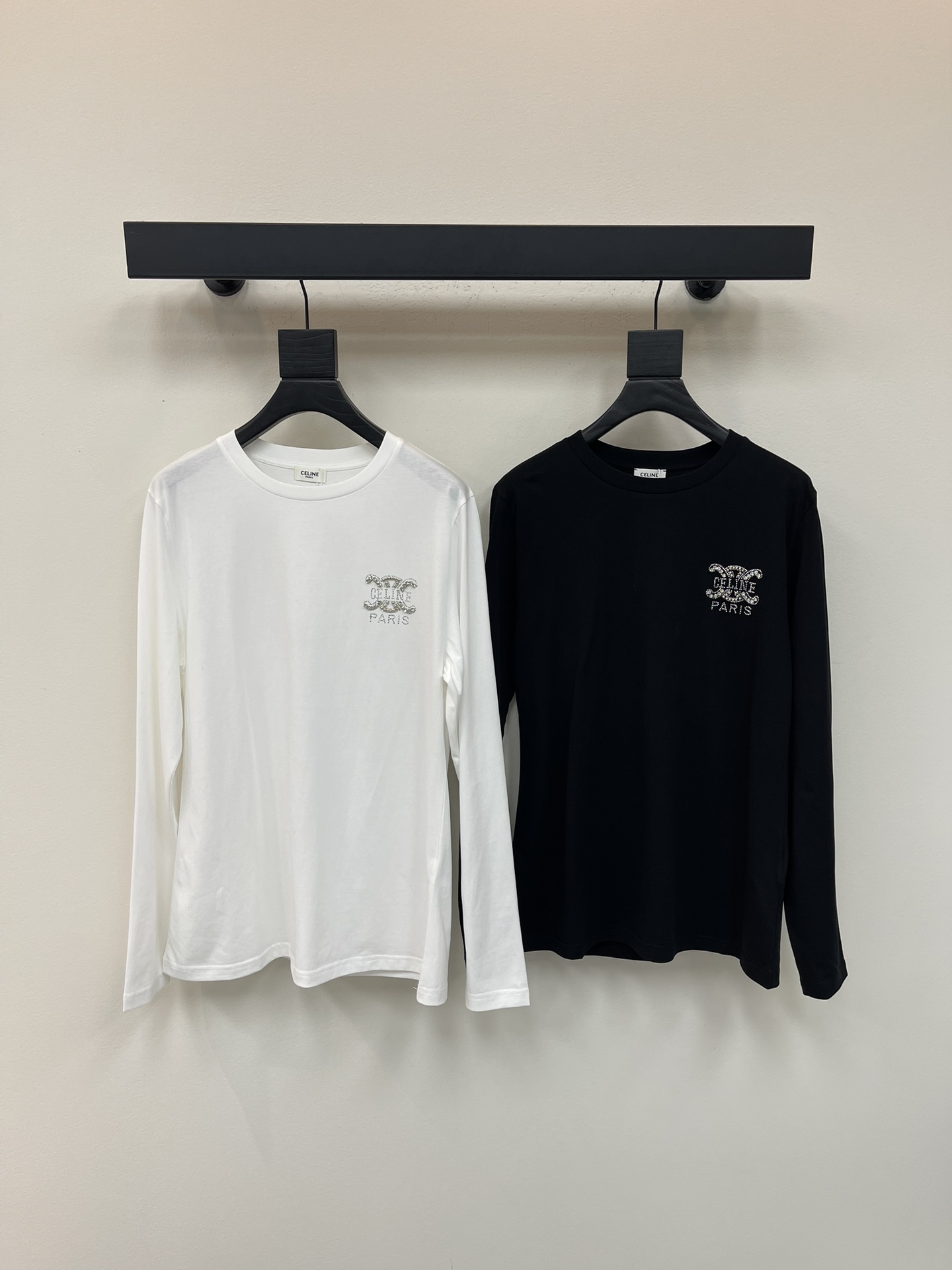 NO:473013,Celin*25 early autumn new hand-ordered diamond long-sleeved T-top, loose and lazy style, casual and sexy, comfortable, cloud-like, who knows the touch of the upper body!  Simple and high-end, matching single-straight layering!  A must-have for everyday outfits!  SML, celine,alexander wang19860909Celin*25早秋新款手工订钻长袖T上衣 宽松慵懒版型 随性感拉满 云感舒适 上身的触感谁穿谁知道的舒服！ 简约高级,单穿叠穿都搭配！ 日常穿搭必备！ SML,,celine,alexander wang,Women's clothing