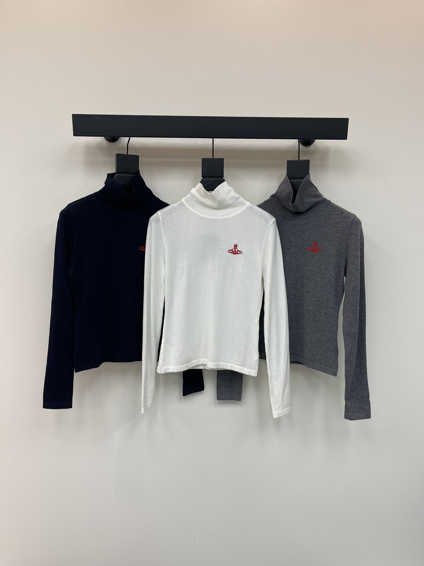 NO:473024,VivieneWestw*od Queen Mother Citizen 25 early autumn new Saturn embroidered turtleneck knitted long-sleeved base shirt!  Customized yarn material, delicate texture, soft and comfortable, turtleneck knitted long-sleeved cut, chest decorated with Saturn embroidered logo, display brand tone, versatile style is not picky, suitable for age-reducing fashionable retro style!  SML, alexander wang19860909VivieneWestw*od 西太后25早秋新款土星刺绣高领针织长袖打底衫！定制纱线材质 细腻肌理 柔软舒适 高领针织长袖裁剪 胸前饰以土星刺绣徽标装饰 展示品牌调性 百搭款式不挑人 适配减龄时髦复古风格！SML,,alexander wang,Women's clothing