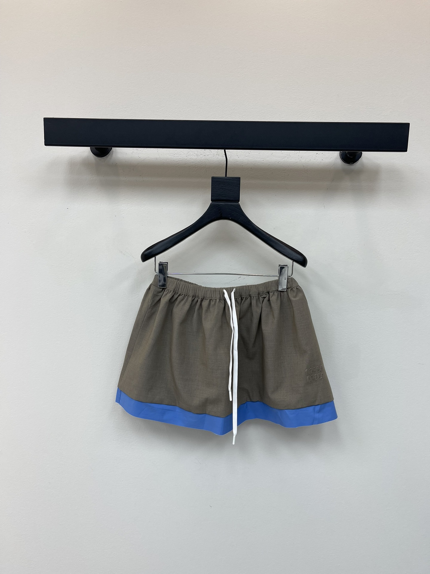 NO:474034,Miumi*25 early autumn new patch embroidered letters logo spliced ​​blue collar jacket spliced ​​blue skirt丨Exclusive yb development!  High-end production!  The unique design of this work jacket is reinterpreted with Gadarin fabric, with a slightly short cut, equipped with a special removable light blue poplin collar, and the brand logo on the skirt hem is embroidered with the same color patch embroidery, low-key and connotation ~ classic age-reducing items!  The design is fashionable and does not picky about people's upper body and makes you look slim!  The perfect item that is a must-have for white and rich beauty. The texture is excellent. SML short, miumiu, skirts, jackets & coats, jackets & coats, alexander wang19860909Miumi*25早秋新款贴布绣字母徽标拼接蓝领夹克外套拼接蓝边半裙丨独家yb开发！高版出品！这款工装夹克的独特设计以华达呢面料重新诠释,略微短款剪裁,配有特别的可拆卸淡蓝色府绸领口,短裙下摆品牌logo同色贴布刺绣点缀,低调有内涵～经典减龄单品！设计时髦版型不挑人上身巨显瘦！白富美必收的完美单品.质感超赞 SML 短,,miumiu,skirts,jackets & coats,jackets & coats,alexander wang,Women's clothing