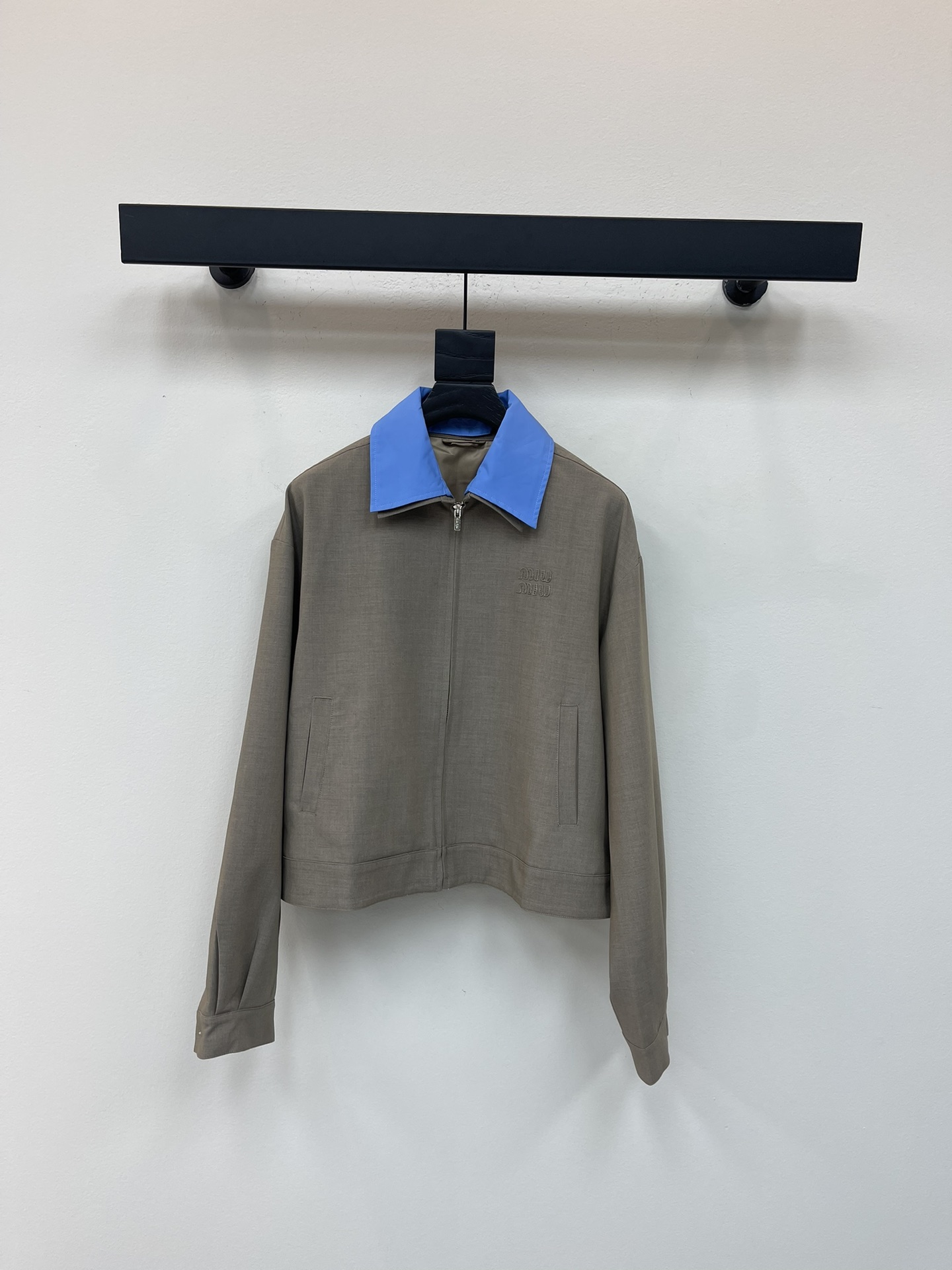 NO:474030,Miumi*25 early autumn new patch embroidered letters logo spliced ​​blue collar jacket spliced ​​blue skirt丨Exclusive yb development!  High-end production!  The unique design of this work jacket is reinterpreted with Gadarin fabric, with a slightly short cut, equipped with a special removable light blue poplin collar, and the brand logo on the skirt hem is embroidered with the same color patch embroidery, low-key and connotation ~ classic age-reducing items!  The design is fashionable and does not picky about people's upper body and makes you look slim!  The perfect item that is a must-have for white and rich beauty. The texture is excellent. SML jacket, miumiu, skirts, jackets & coats, jackets & coats, alexander wang19860909Miumi*25早秋新款贴布绣字母徽标拼接蓝领夹克外套拼接蓝边半裙丨独家yb开发！高版出品！这款工装夹克的独特设计以华达呢面料重新诠释,略微短款剪裁,配有特别的可拆卸淡蓝色府绸领口,短裙下摆品牌logo同色贴布刺绣点缀,低调有内涵～经典减龄单品！设计时髦版型不挑人上身巨显瘦！白富美必收的完美单品.质感超赞 SML 外套,,miumiu,skirts,jackets & coats,jackets & coats,alexander wang,Women's clothing