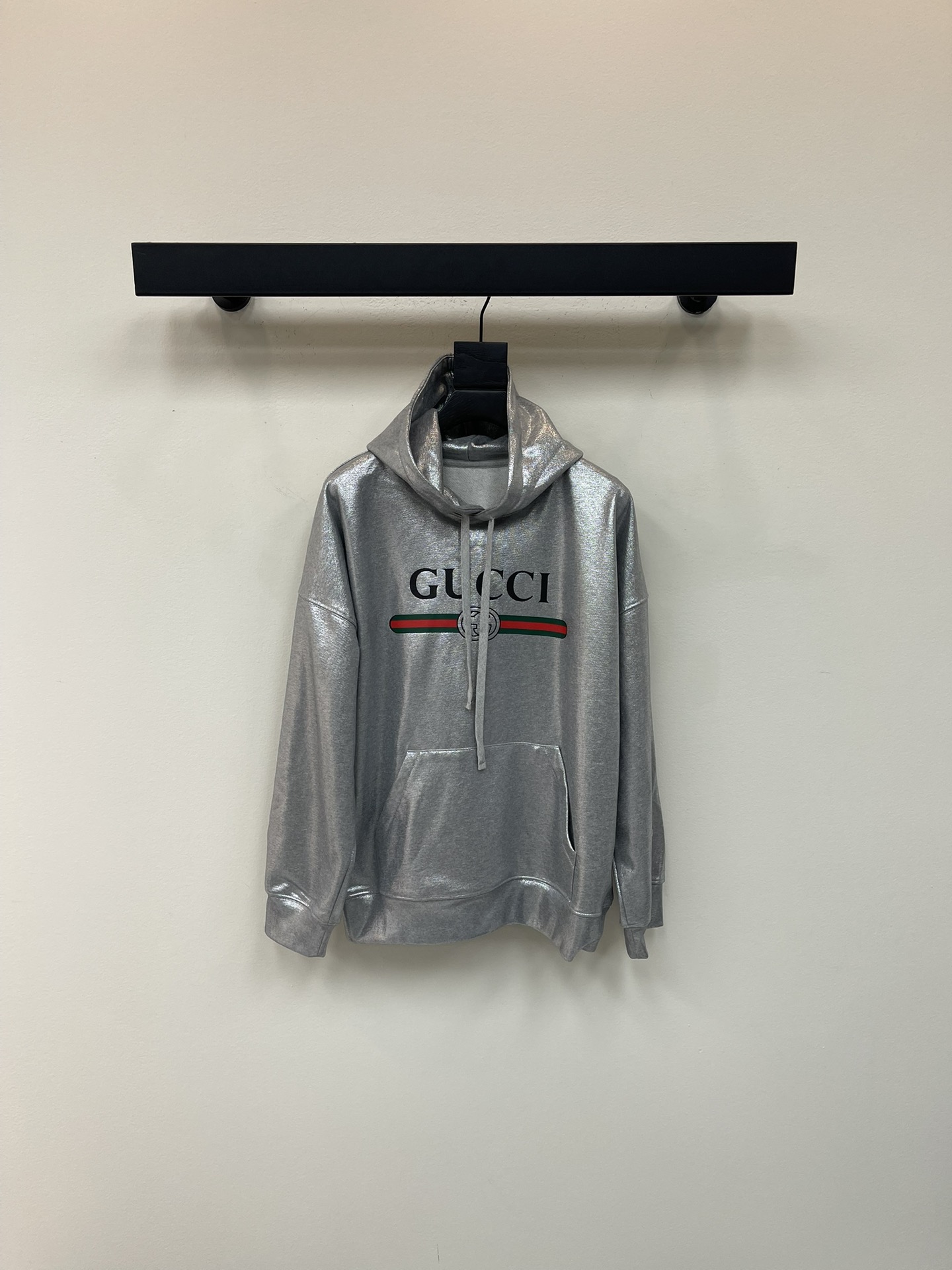 NO:471942,Gucc*25 early autumn new hooded heavy industry printed sweatshirt custom YB native cotton material breathable and comfortable, full texture Loose hooded sweatshirt cutting highlights the brand style Made of gram-weight pure cotton, full of drape, presents a slim visual effect YB development The whole garment is restored from technological gray and silver, visible to the naked eye with fine glittering pearls Different version The chest is restored by printing technology, using contrasting colors to outline the three-dimensional brand letter logo pattern, variant fonts to enhance brand identity, fashionable and high-end feel, create a personal style, fashionable and relaxed, and the inner wear is brilliant and fashionable SML, gucci, hoodie, sweatshirts, hats, alexander wang19860909Gucc*25早秋新款连帽重工印花卫衣 定制YB原生全棉材质 透气舒适 质感十足 宽松连帽卫衣裁剪 凸显品牌格调 采用克重纯棉制成 垂坠感十足 呈现显瘦视觉效果 YB开发 整件成衣还原出科技灰银色 肉眼可见的带有细闪珠光 区别版本 胸前利用印花工艺还原色彩 利用撞色勾勒出立体风格的品牌字母徽标图案 变体字型加强品牌标识度 时尚高级感立现 打造个性风格 时髦松弛 单穿内搭都出彩时髦 SML,,gucci,hoodie,sweatshirts,hats,alexander wang,Women's clothing