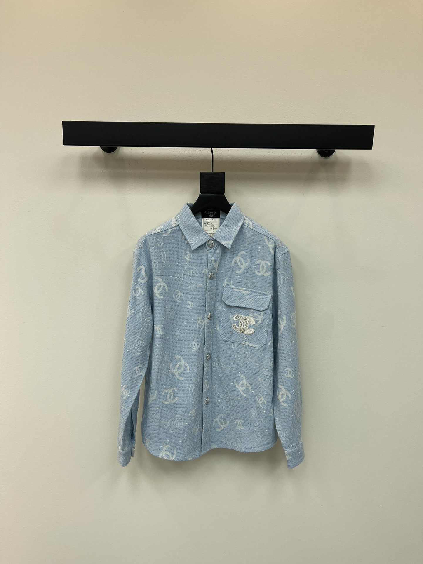 NO:474039,CHANE*25 early autumn new lapel shirt denim jacket, covered with logo print embroidery, exquisite double C pocket design, brand letter embroidery decoration behind the brand, fashionable and atmospheric, loose style, trendy, handsome, crisp and stylish, and the texture is great, both men and women can control it, versatile and casual and comfortable. There is no need to say that the same style as men and women!  SML, chanel, jackets & coats,shirts,alexander wang19860909CHANE*25早秋新款翻领衬衫牛仔外套,布满logo印花点缀 搭配精致双C口袋设计 背后品牌字母刺绣装饰 时髦大气 宽松版型 穿出潮流 帅气出街 挺括有型 质感很赞不管男女都可以驾驭 百搭休闲舒适 上身没得说男女同款！SML,,chanel,jackets & coats,shirts,alexander wang,Women's clothing