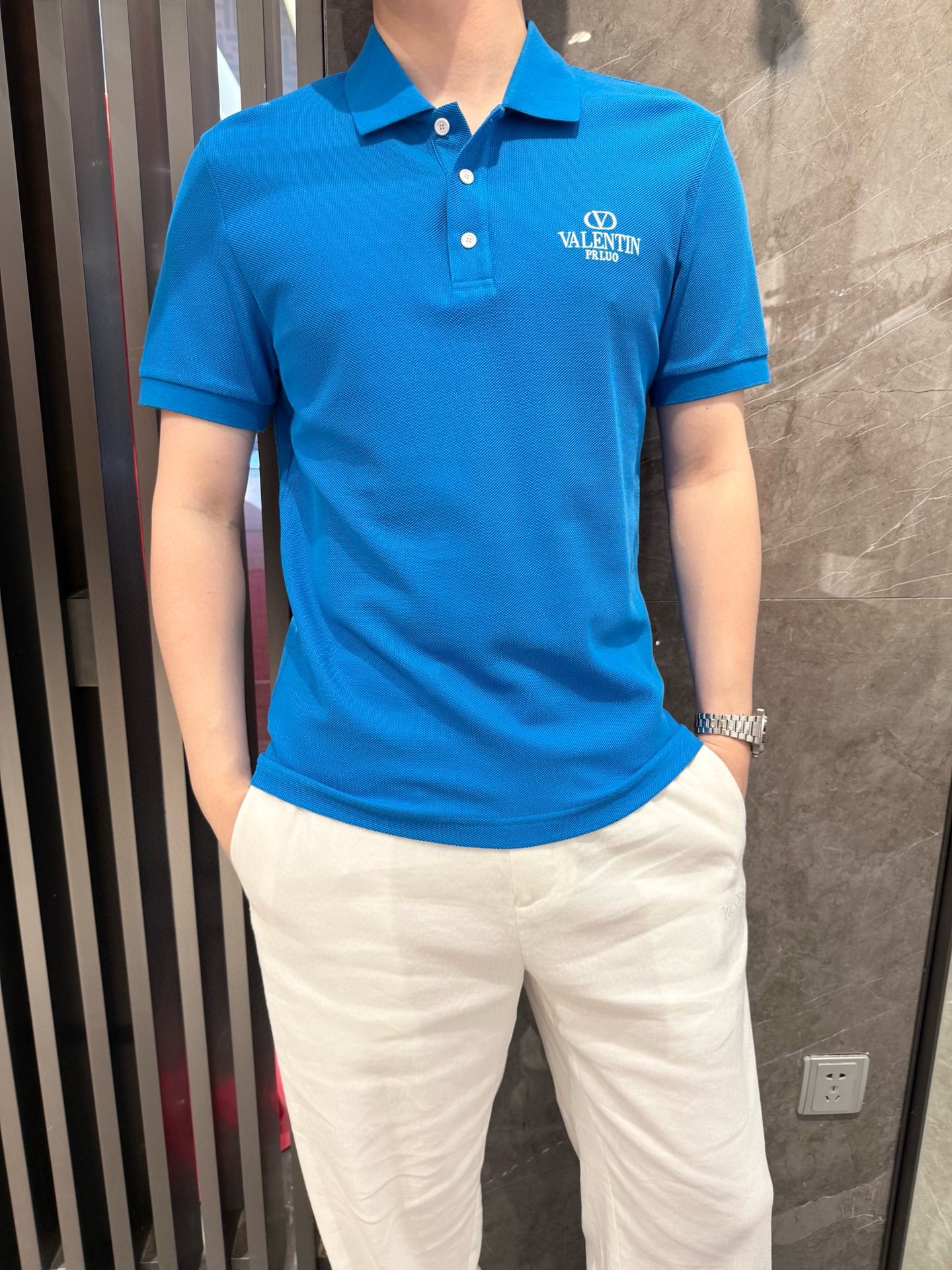 NO:513559,Valentino-2025 latest polo shipments, hot-selling items in Europe and the United States!  Selected Italian imported brand bead floor cotton fabrics, chest brand logo embroidery with the latest design, highlighting fashion!  Number of codes 48-56 (model 180/wear 50, with Hong Kong Lane Crawford gift box packaging), valentino, alexander wang19860909华伦天奴-2025最新polo出货 欧美热销单品！精选意大利进口品牌珠地棉面料,胸口品牌标志刺绣搭配最新的设计,彰显时尚 ！码数48-56（模特180/穿50,配香港连卡佛礼盒包装）,,valentino,alexander wang,Men's clothing