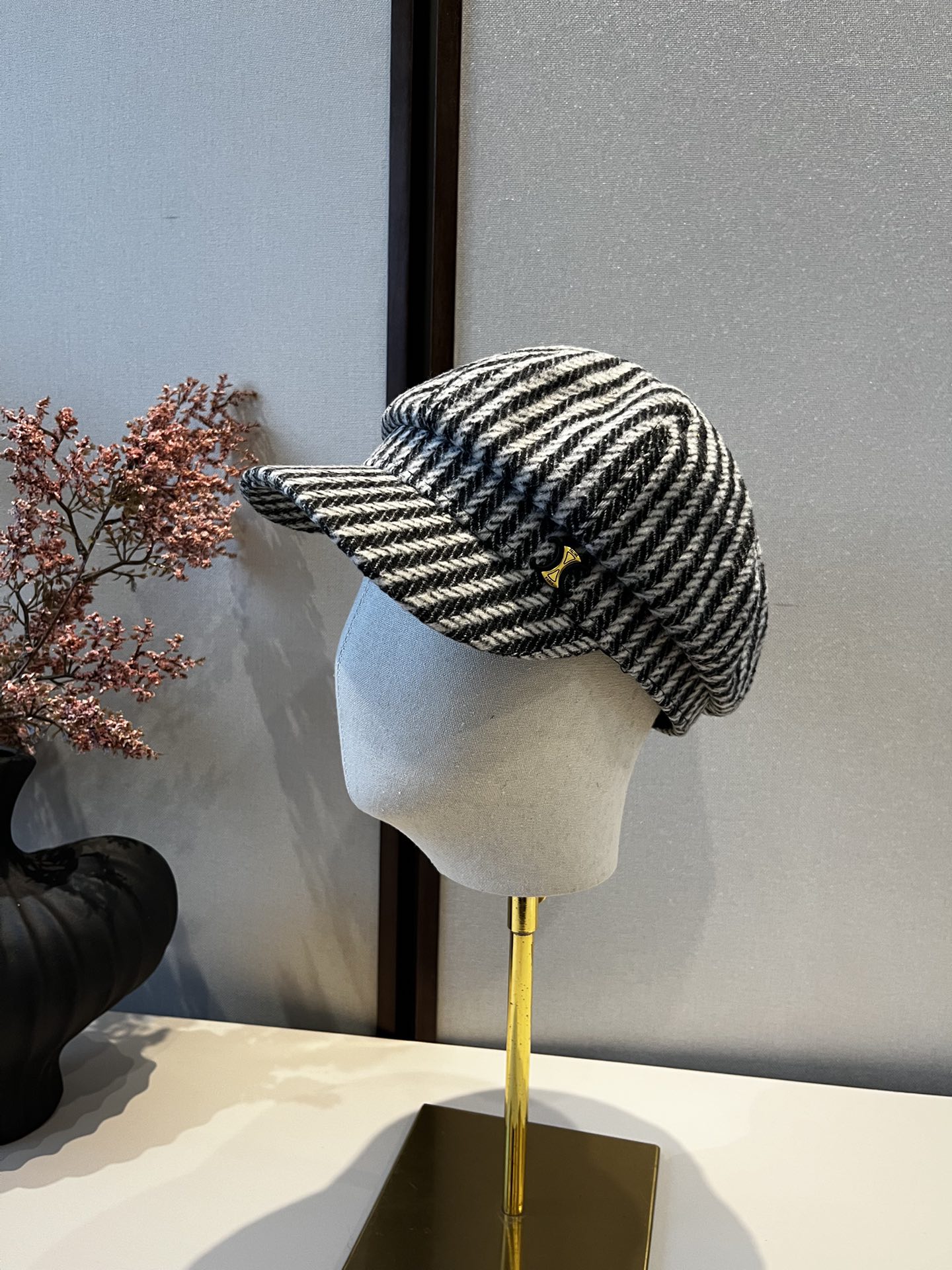 NO:363737,Celine Celine's new duck tongue painter hat, universal for men and women, hat, straw hat, fisherman hat, baseball hat, knit hat, hat, celine, celine, espadrilles, hatsCeline赛琳新款鸭舌画家帽,男女通用,帽子草帽渔夫帽棒球帽针织帽,帽子,celine,celine,espadrilles,hats,hat