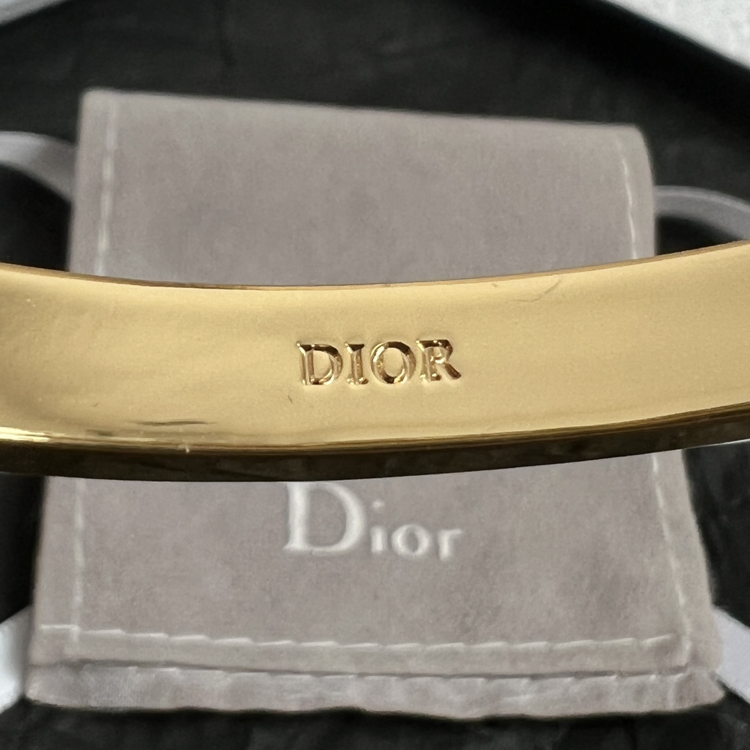 【】👑Dior 迪奥 中古 手镯 专柜一致上新 精选原版一致 黄铜材质 甜美气质高雅。