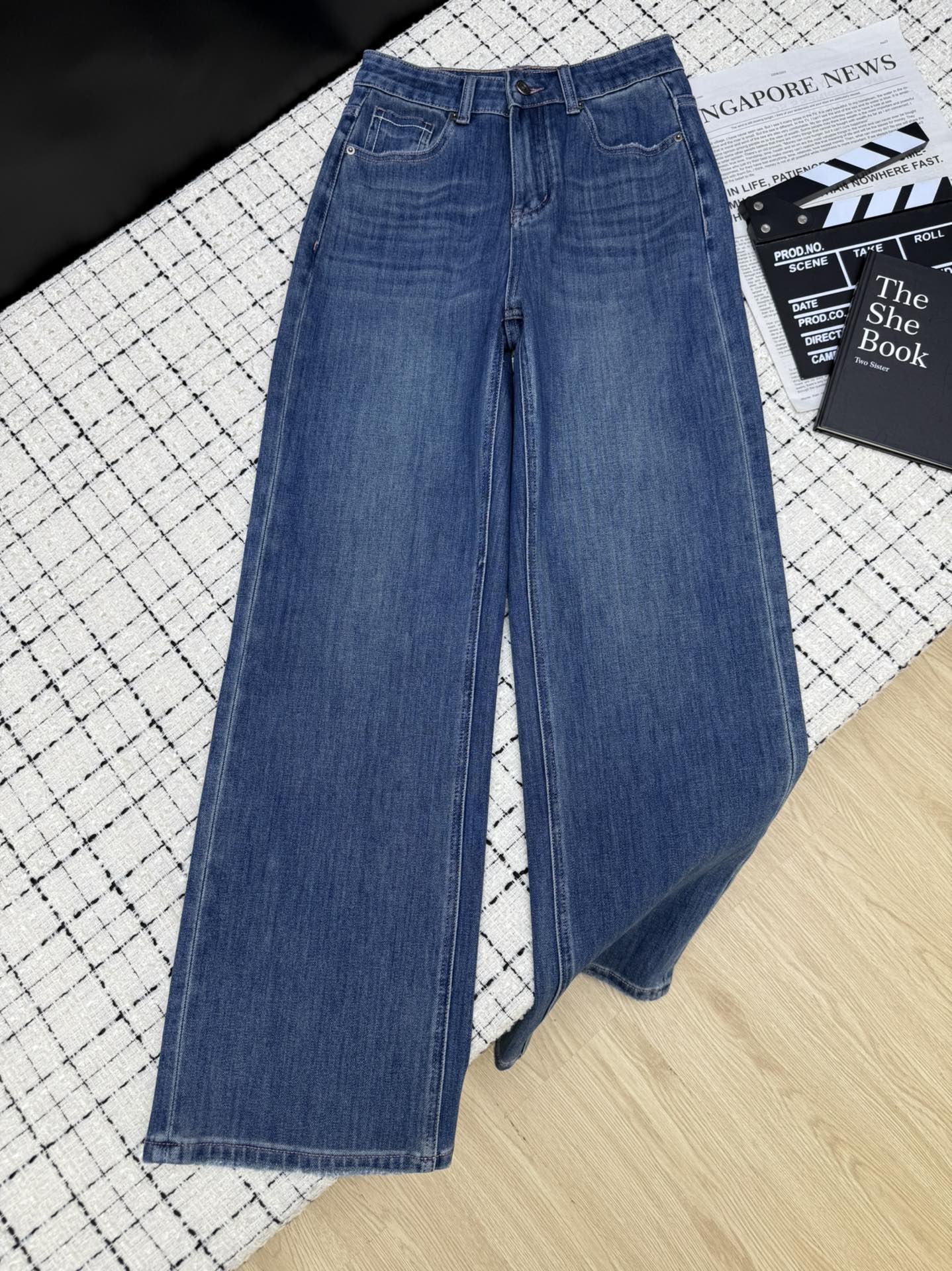 NO:471586,Treasure Jeans 25ss Retro Blue Washing Straight Jeans Very retro and old Washing Blue Washing Blue is very beautiful and easy to match. Simple matching can be fashionable. The straight-fitting style is really amazing to modify the legs. It makes you look taller, thinner and straighter. It is a classic and durable leg jeans. SMLXLXXL, jeans, alexander wang19860909宝藏牛仔裤 25ss复古蓝洗水直筒牛仔裤 非常有复古做旧气息的洗水蓝 特别好看也很好搭配 简单搭配就可以时髦出街 直筒版型修饰腿型效果真的绝了 显高显瘦还显腿直 是经典耐看的腿精牛仔裤 一色SMLXLXXL,,jeans,alexander wang,Women's clothing