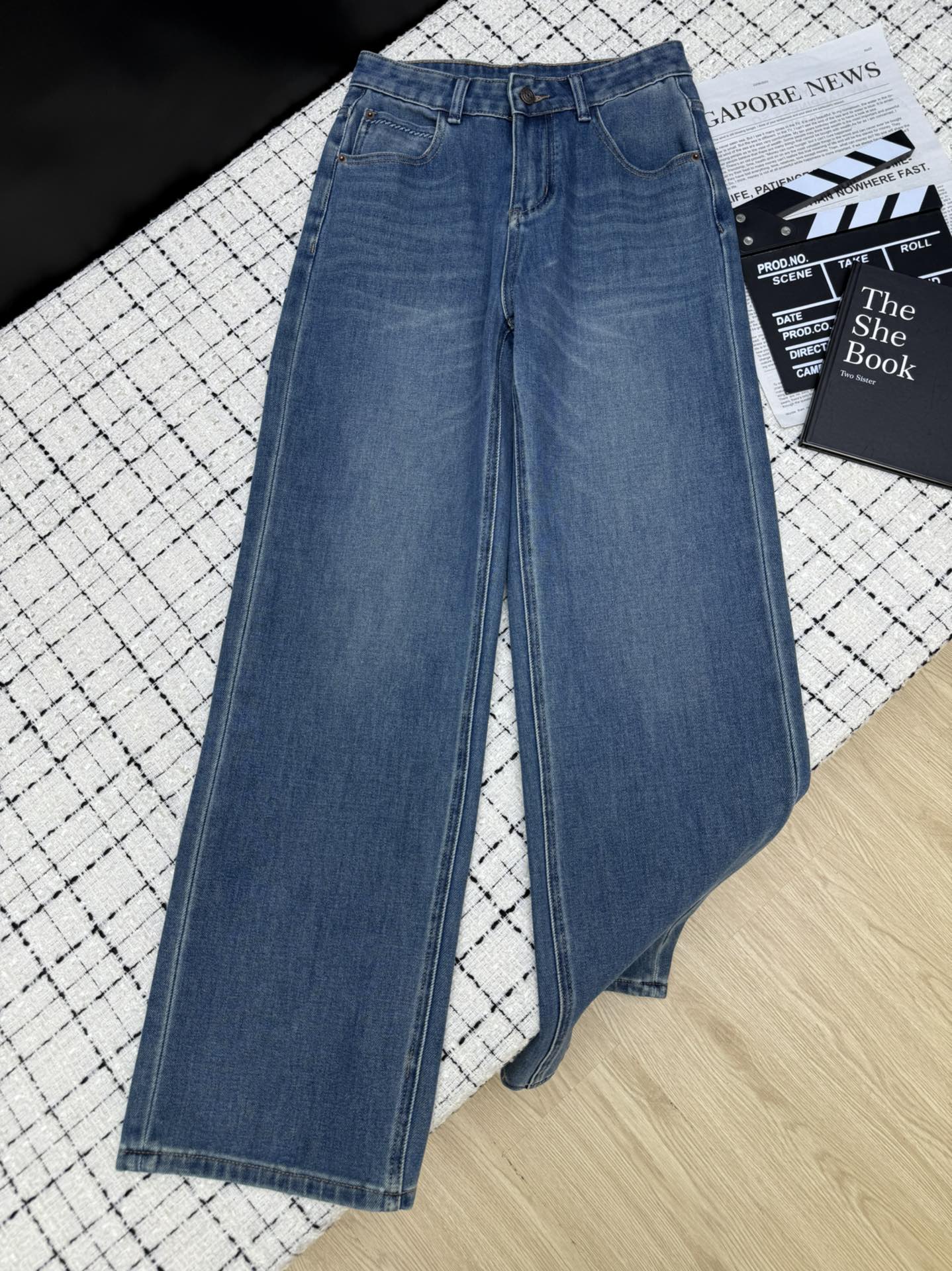 NO:471596,Long legs and fashionable 25ss retro wash straight jeans The upper body is a visual feeling of lengthening legs. It is super high and hidden. The back pocket design embellishes very eye-catching. Simple and versatile must-have items for everyone. One color 26-27-28-29-30.,,jeans,alexander wang19860909长腿又时髦 25ss 复古洗水直筒牛仔裤 上身就是一个拉长双腿的即视感 超显高藏肉明显 后袋设计点缀 很吸睛 简约百搭人手必备单品 一色26-27-28-29-30.,,jeans,alexander wang,Women's clothing