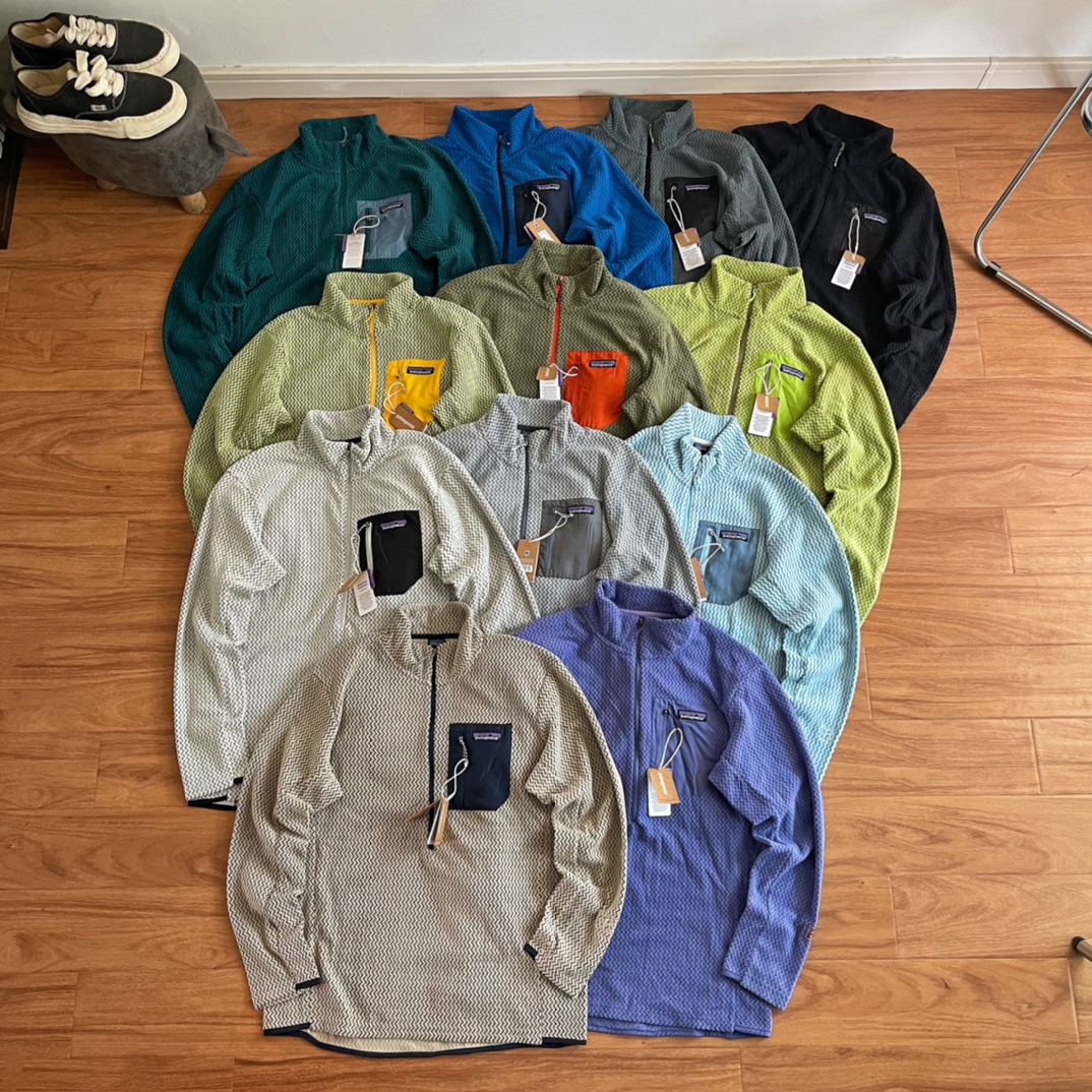 💰125
《纯原臻品 原厂跟单》Patagonia巴塔哥尼亚M's R1 Air Zip Neck户外保暖立领半拉链抓绒内胆套头衫40245

  -代工厂跟单出品 ，代购指定版本📃 原档案原数据开发版型。#40245

 -原包装原标🔍不值一提的一维码解析贴纸都是采购原厂， 欢迎对比某物诠释.

-Color：黑色/湖绿/军绿/荧光绿/浅白色/浅灰/深灰/正蓝/浅蓝/绿黄/燕麦棕/紫色

  -Size       S       M       L      XL
   衣长 ： 69     71      73     75
   胸围 ：108    112    116   120
   袖长 ： 62     63     64    65
   肩宽 ： 44     46     48    50
   
（ ℹ️身高182/125 上身L码合适版型😯165/105上身S效果最佳）

-R1 Air Zip-Neck 是一种轻便、透气、快干的技术抓绒面料100%再生涤纶提花摇粒绒与空心纱制成，结构设计确保运动时的舒适度，适合在寒冷条件下进行高强度活动。

-衣身采用轻质	 多功能口袋设计细节	透气的技术型抓绒面料制成，偏移肩部接缝设计	后下摆和袖口采用快干的编织包边，减少背包带下的摩擦	增加弹力并改善贴合度；