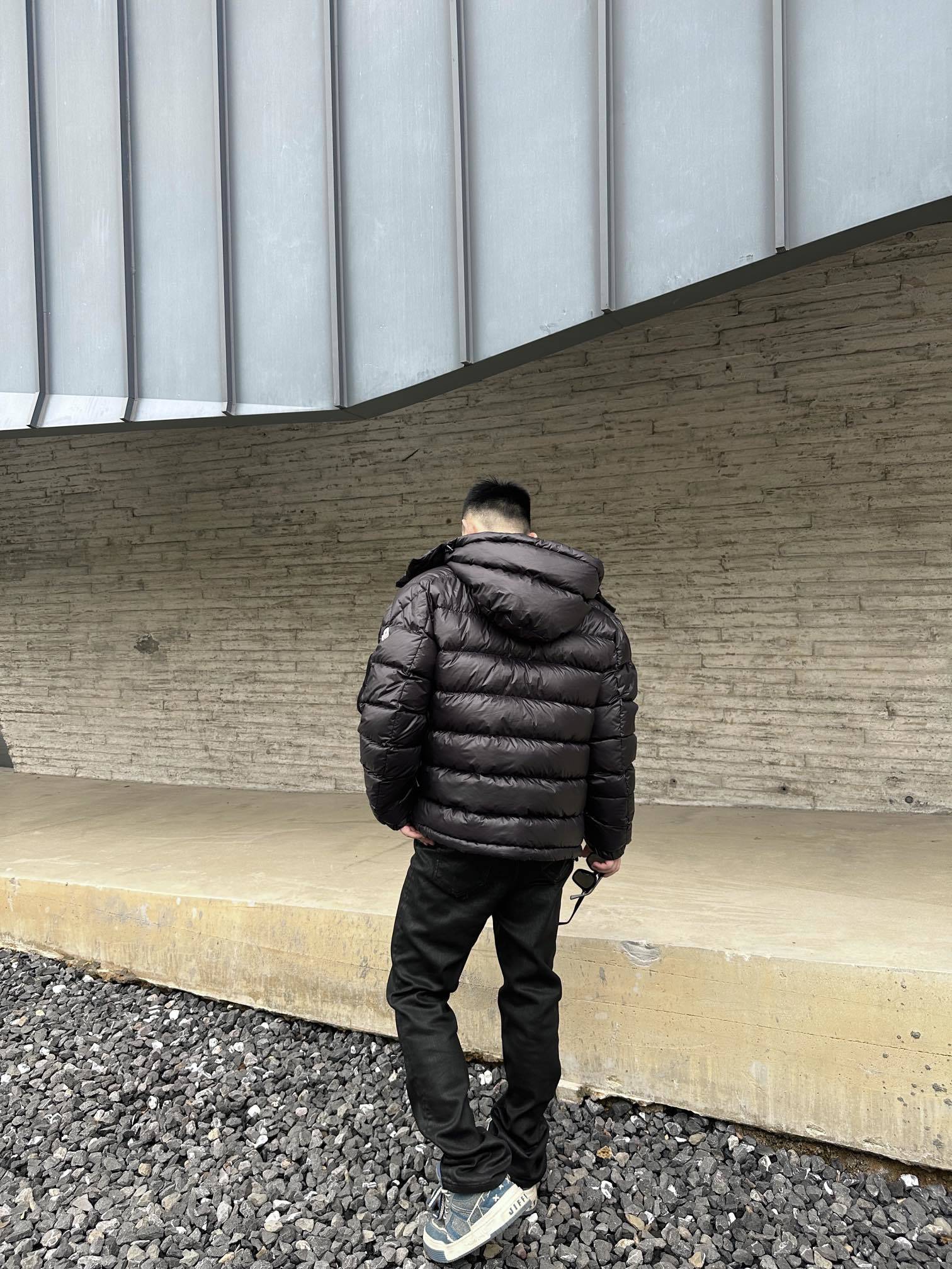 羽绒服-。Moncler 蝙蝠侠标识羽绒服
定制墨韵高级炭黑涂层风衣面料 定制韩韵流光丝绒针织面料 采用
