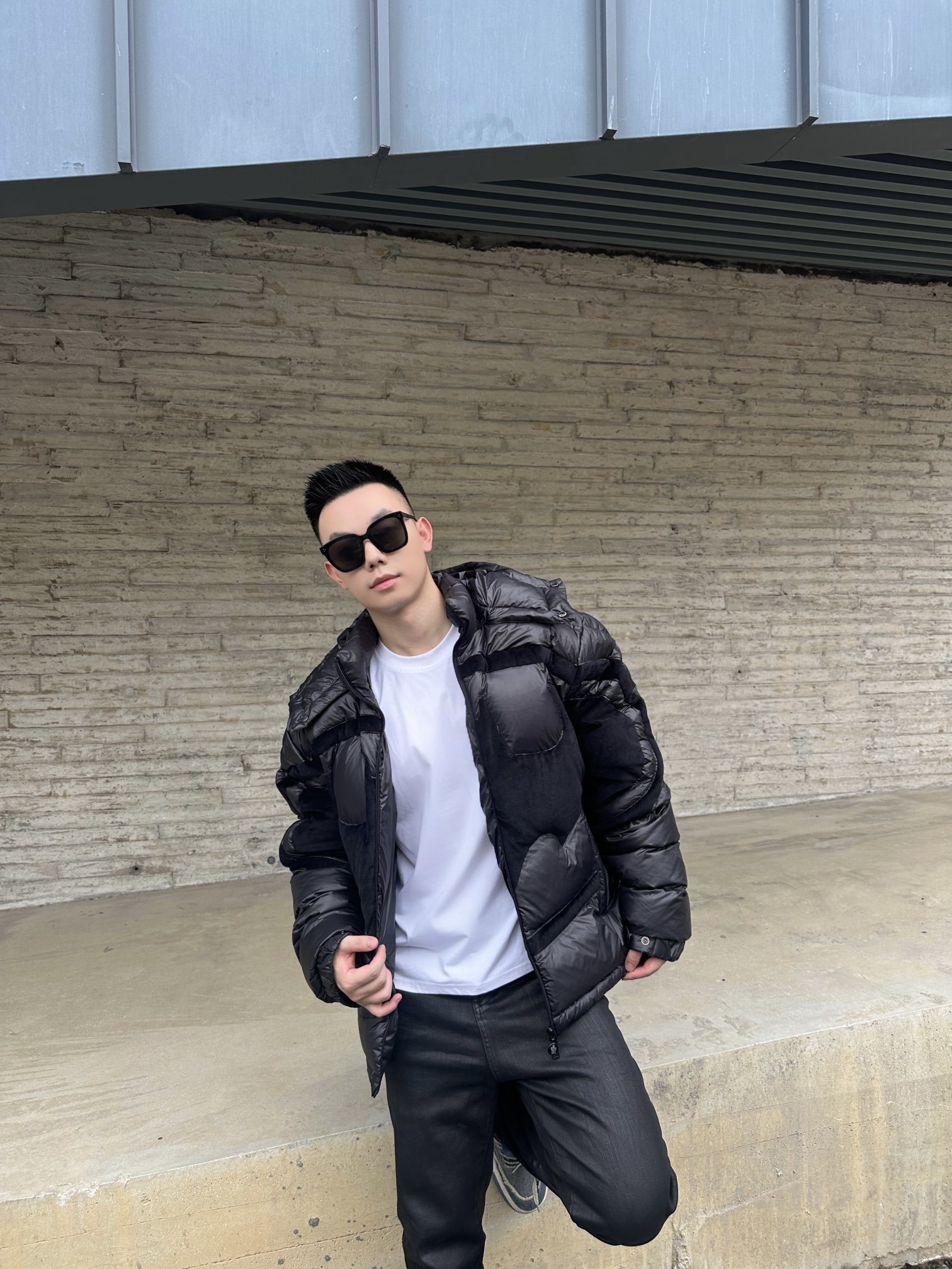 羽绒服-。Moncler 蝙蝠侠标识羽绒服
定制墨韵高级炭黑涂层风衣面料 定制韩韵流光丝绒针织面料 采用