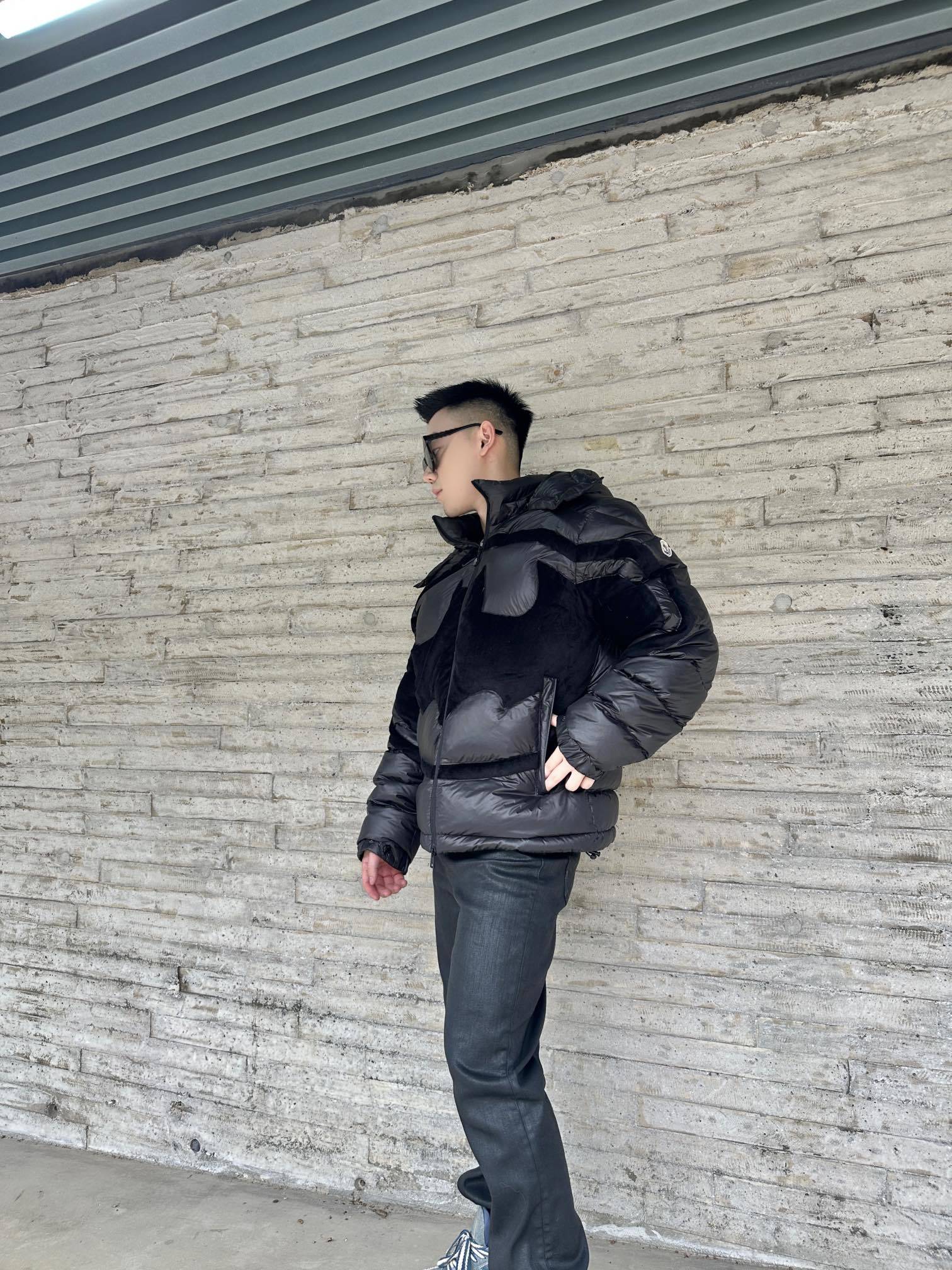 羽绒服-。Moncler 蝙蝠侠标识羽绒服
定制墨韵高级炭黑涂层风衣面料 定制韩韵流光丝绒针织面料 采用