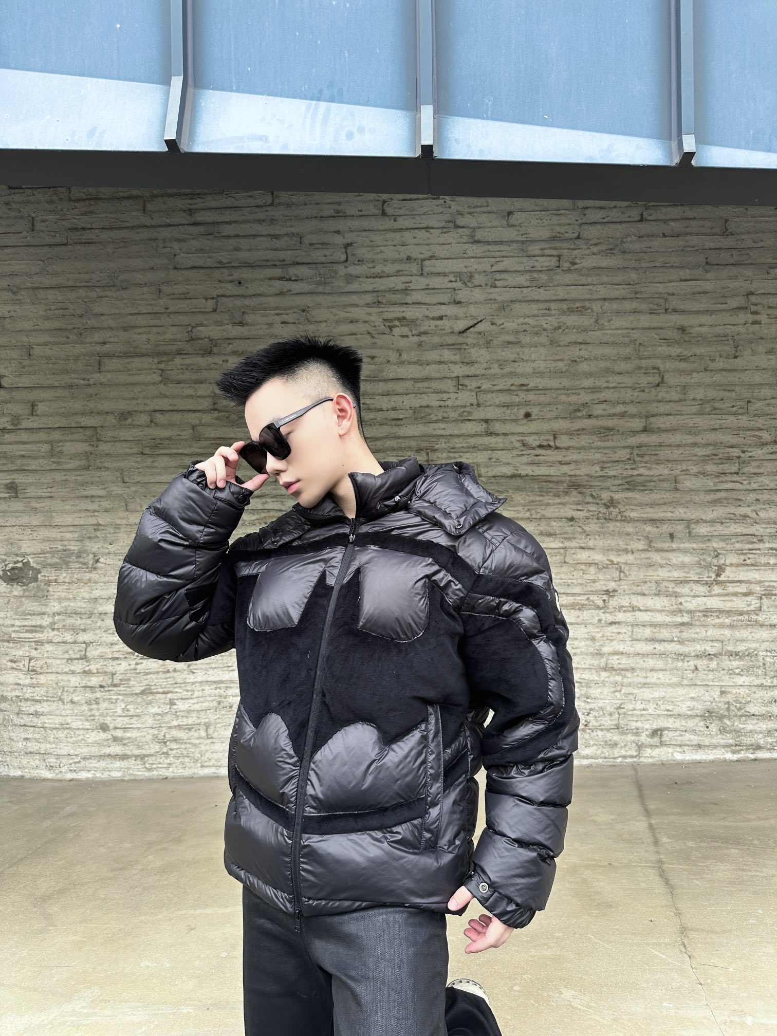 羽绒服-。Moncler 蝙蝠侠标识羽绒服
定制墨韵高级炭黑涂层风衣面料 定制韩韵流光丝绒针织面料 采用