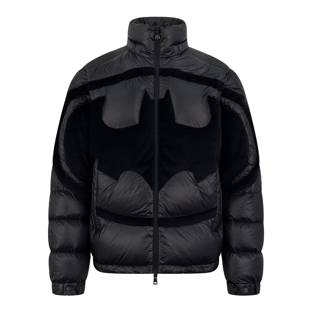 羽绒服-。Moncler 蝙蝠侠标识羽绒服
定制墨韵高级炭黑涂层风衣面料 定制韩韵流光丝绒针织面料 采用