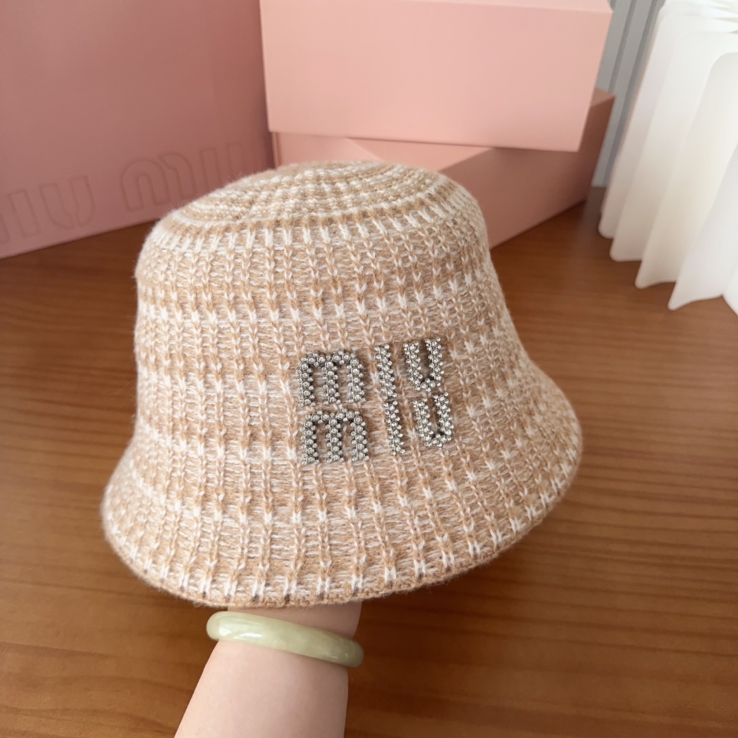 

MIUMIUI缪缪家 针织条纹桶帽
软糯糯的条纹桶帽深得我心
版型好看
搭配同色系很温柔