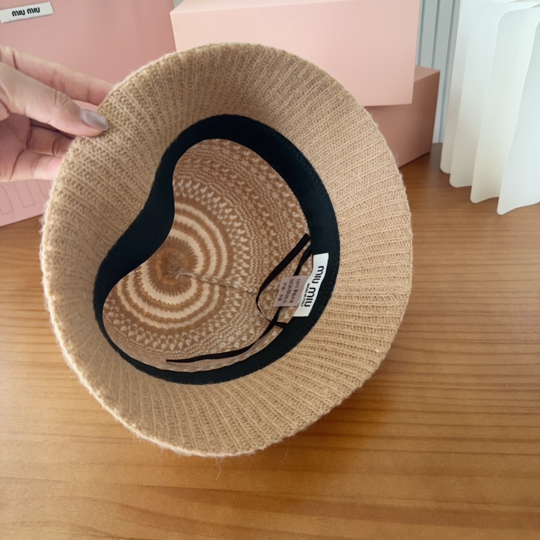 

MIUMIUI缪缪家 针织条纹桶帽
软糯糯的条纹桶帽深得我心
版型好看
搭配同色系很温柔