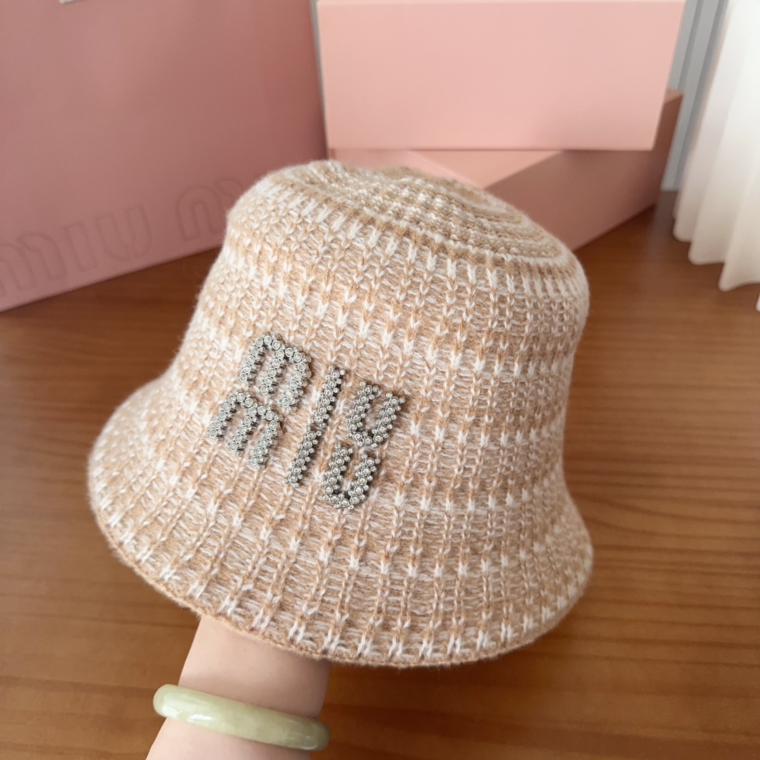 

MIUMIUI缪缪家 针织条纹桶帽
软糯糯的条纹桶帽深得我心
版型好看
搭配同色系很温柔