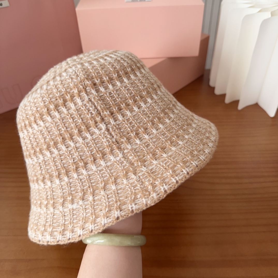 

MIUMIUI缪缪家 针织条纹桶帽
软糯糯的条纹桶帽深得我心
版型好看
搭配同色系很温柔