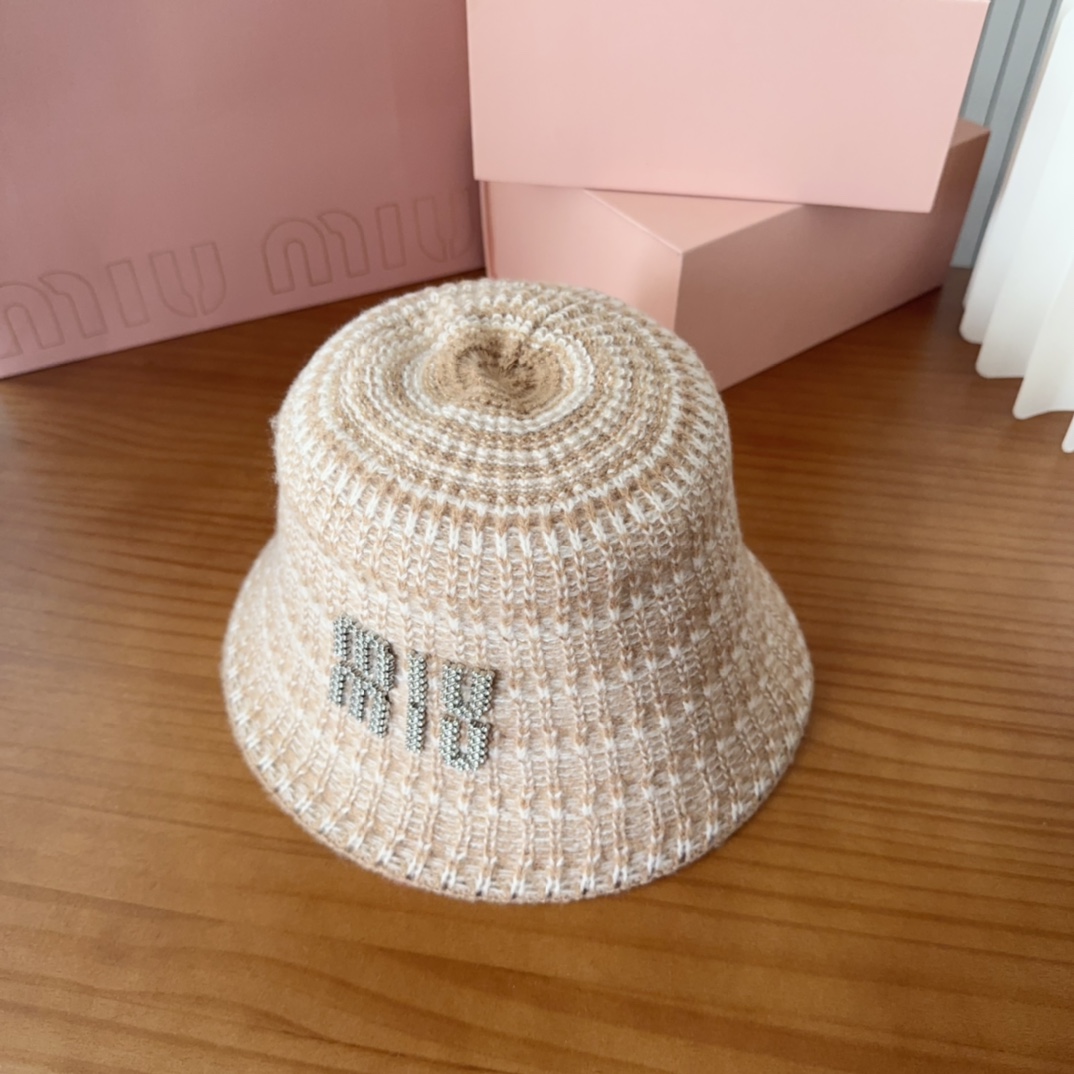 

MIUMIUI缪缪家 针织条纹桶帽
软糯糯的条纹桶帽深得我心
版型好看
搭配同色系很温柔