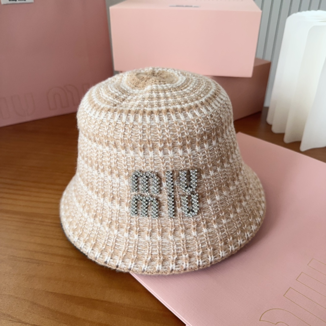 

MIUMIUI缪缪家 针织条纹桶帽
软糯糯的条纹桶帽深得我心
版型好看
搭配同色系很温柔