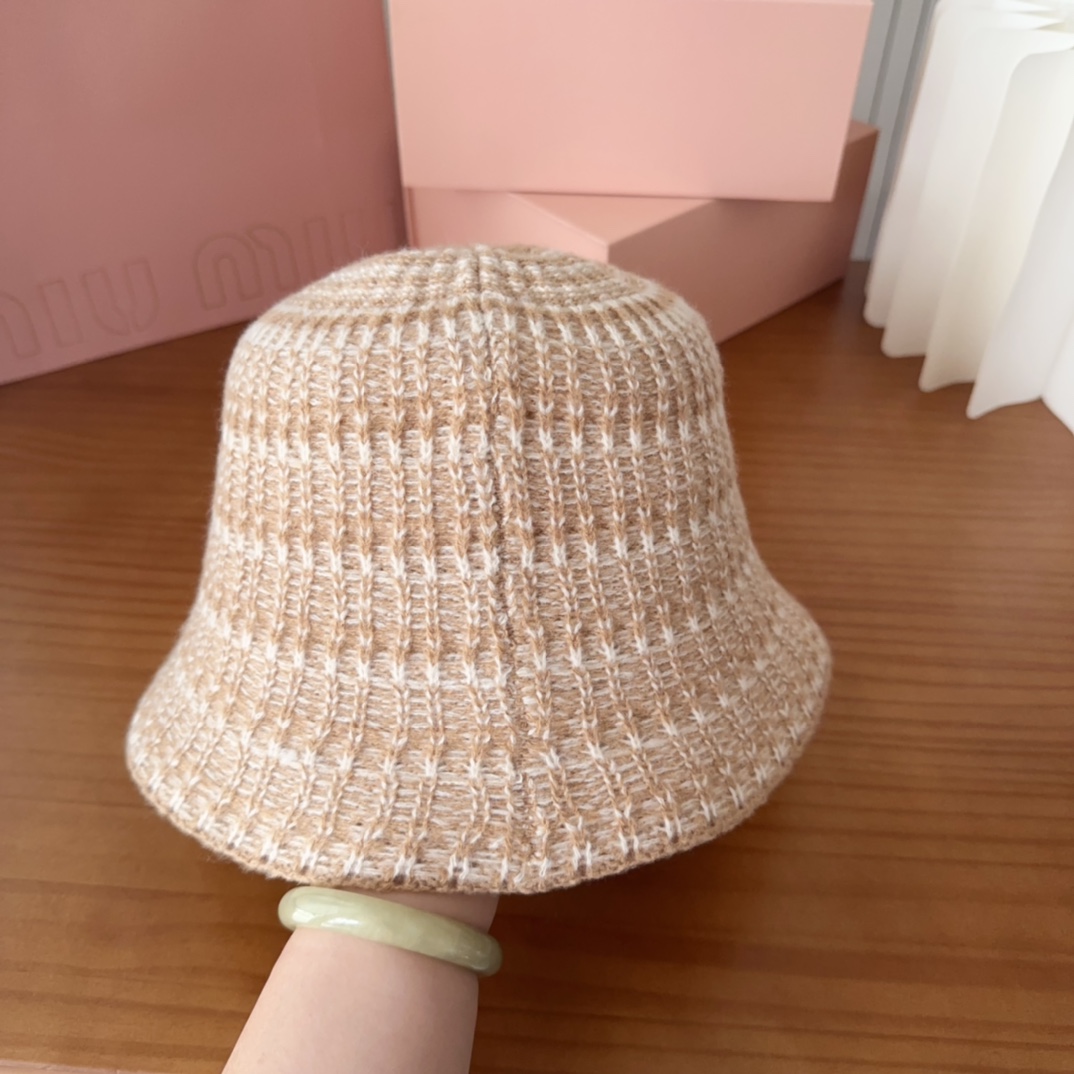 

MIUMIUI缪缪家 针织条纹桶帽
软糯糯的条纹桶帽深得我心
版型好看
搭配同色系很温柔