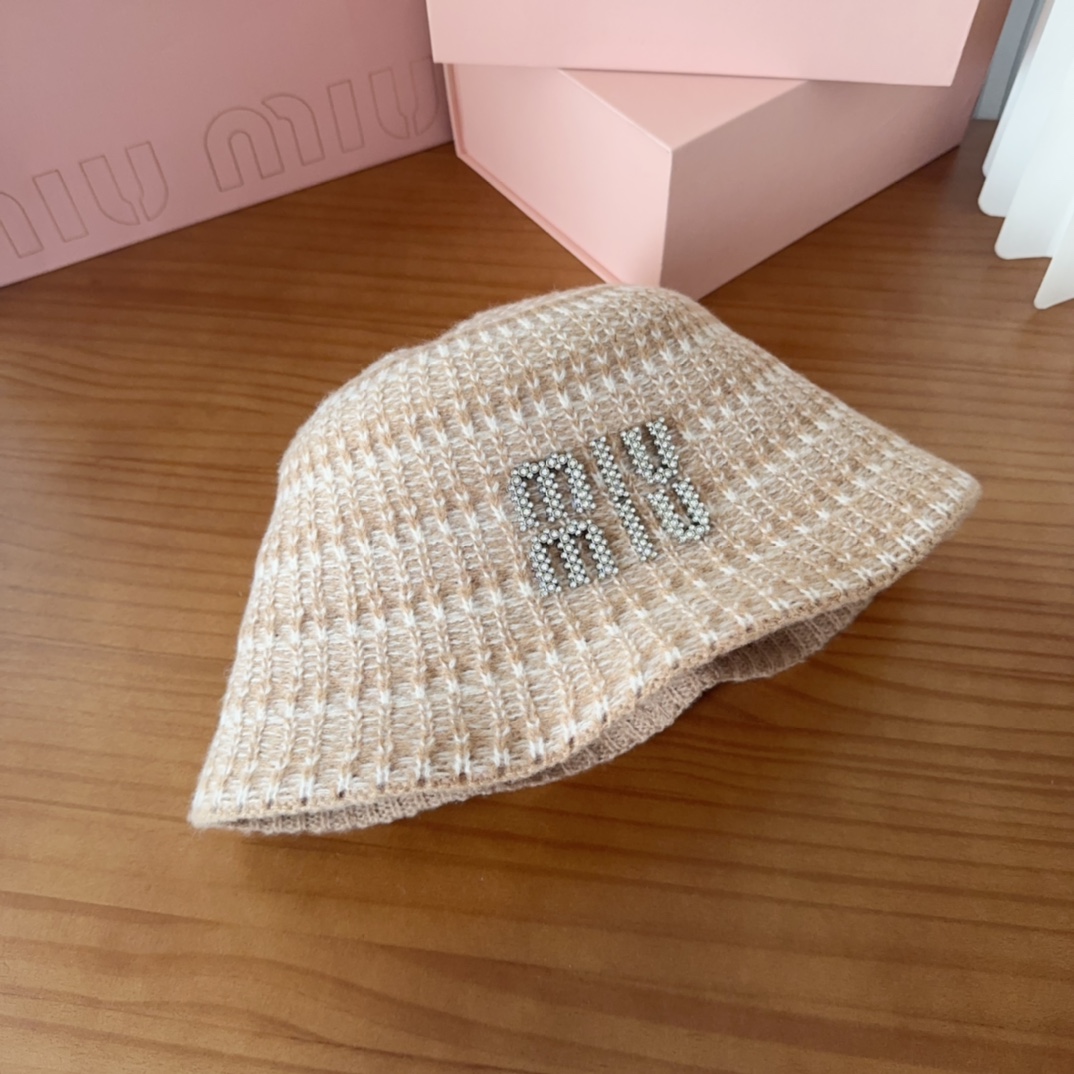 

MIUMIUI缪缪家 针织条纹桶帽
软糯糯的条纹桶帽深得我心
版型好看
搭配同色系很温柔