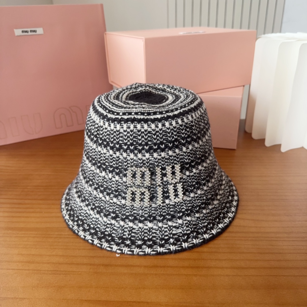 

MIUMIUI缪缪家 针织条纹桶帽
软糯糯的条纹桶帽深得我心
版型好看
搭配同色系很温柔